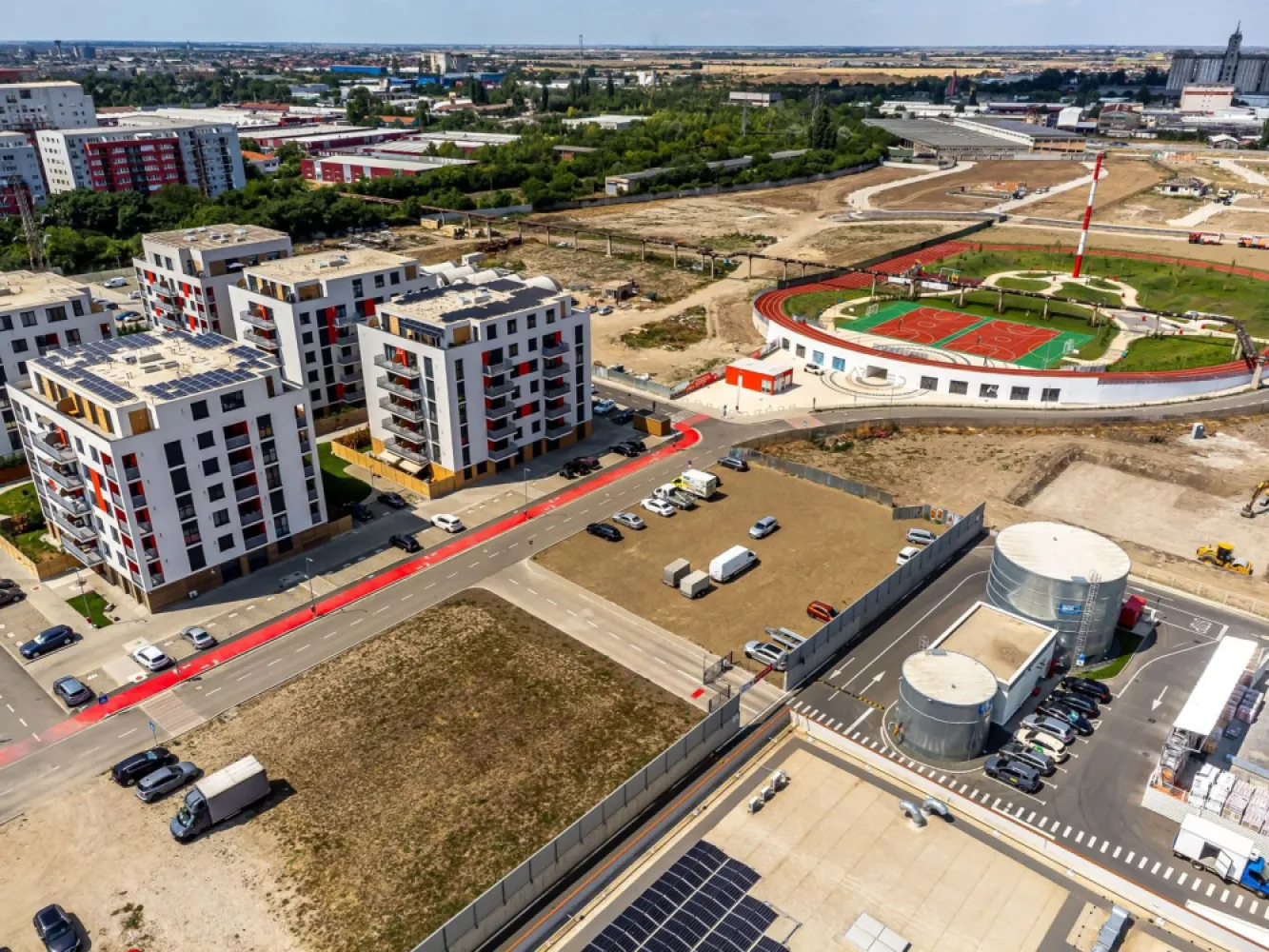 The Private Garden Residence: Unicitate și Distincție în ARED City - Vă propun spre achiziție singura unitate de la parter dotată cu curte proprie din cadrul complexului IMAR. Este o proprietate de o raritate absolută pe piața din Arad, care îmbină libertatea și intimitatea unei case cu securitatea și tehnologia unui complex rezidențial de top.

Avantaje financiare și comerciale strategice:
Discount substanțial: Beneficiați de o reducere de 12% din preț pentru plata integrală efectuată până la data predării (30.11.2026).
Achiziție directă: Tranzacție direct de la dezvoltator, cu Comision 0%.

Configurație și flexibilitate la amenajare:
Spațiu: 87 mp utili (3 camere, 2 băi) + grădină privată de 55 mp cu orientare Nord-Est (climat optim de lumină).
Parcare: Loc de parcare propriu inclus în preț.
Opțiuni de predare: Prețul de listă este pentru varianta nefinisată (la gri), oferindu-vă libertate totală în design. La cerere, dezvoltatorul poate livra locuința finisată premium sau complet mobilată.
Tehnologie: Eficiență energetică extremă (izolație de 20 cm) și sistem Smart Home integrat.

Preț varianta nefinisat: 242.921 € (+ TVA).

Poziționarea în zona IMAR asigură acces pietonal rapid la AFI Mall, zone de business și parcuri. Un activ imobiliar exclusivist, ideal pentru o familie modernă sau pentru un portofoliu de investiții premium.

ATENȚIE! Poze cu titlu ilustrativ.

Pentru detalii:
Jasmina Uglesits - 0740814770