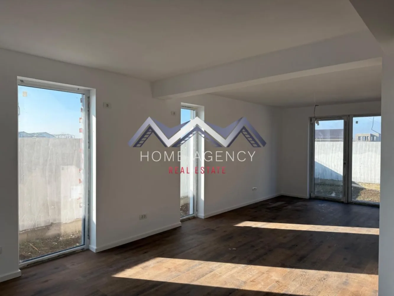 Casă P+1+Pod cu finisaje premium | Tunari | dezvoltator - Vă propunem, spre vânzare, o casă P+1+pod premium, ultrafinisată, aflată într-un complex rezidențial privat cu 6 imobile tip duplex, un loc unde liniștea, confortul și calitatea construcției se îmbină perfect, iar fiecare casa este concepută pentru a oferi un stil de viață modern, sigur și relaxat. Proprietatea beneficiază de un acces controlat la intrare, prin poartă automată, ceea ce garantează intimitate și un plus de siguranță. Străzile sunt asfaltate și iluminate, iar zona permite acces rapid către mijloace de transport în comun și punctele principale de interes, precum și magazine, restaurante, școli/ grădinițe, parcuri și nu numai. Interiorul inteligent și luminos oferă o suprafață utilă de 108 mp, completată de un teren de 250 mp, ideal pentru grădină sau spațiu de relaxare. Livingul generos, alături de bucătăria open space, precum și cele trei dormitoare bine proporționate, asigură confortul perfect pentru întreaga familie. Bucătăria se predă mobilată, fără electrocasnice, gata de utilizare, cu design modern și funcționalitate optimă. Locuința dispune de două balcoane, o terasă perfectă pentru momentele de relaxare și un pod ideal pentru depozitare. În fața casei, sunt disponibile trei locuri de parcare, iar curtea proprie oferă intimitatea necesară unei familii moderne. Finisajele sunt premium: tâmplărie PVC Salamander cu geam tripan și protecție UV, uși interioare Filo Muro cu design modern, fără tocuri vizibile, încălzire în pardoseală cu centrală proprie, acoperiș din tablă, izolație completă și pardoseli rezistente, pereți vopsiți cu lavabil de calitate – totul pentru un interior elegant și modern. Imobilul este racordat la toate utilitățile publice: apă, gaz, curent, canalizare. Această proprietate reprezintă o alegere excelentă pentru cei care își doresc o locuință modernă, bine construită și integrată într-o comunitate restrânsă și selectă. Achiziția se realizează direct de la dezvoltator, fără comision. Programează acum o vizionare! }}