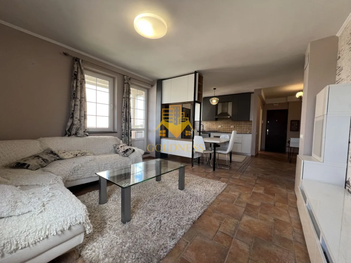 4 camere, 100mp, Manastur, Primaverii, Mc Donalds, Petrom, Garaje - GOLDNESS Imobiliare vă propune spre închiriere un apartament cu 4 camere open space complet mobilat și utilat, la etajul 3 într-un imobil de 3 etaje, în Cartierul Manastur.
Dispune de 2 garaje!
Se află în apropierea stațiilor de transport în comun, magazine, restaurante, spații verzi, farmacii, etc. 

Apartamentul este compartimentat astfel:
 - 2 dormitoare cu pat matrimonial, dressing, noptiere
 - 1 dormitor cu o canapea extensibila, birou,
- bucatarie open space complet utilată și mobilată, canapea, loc de servit masa 
 - 2 bai, dintre care una cu cada si una cu o cabina de dus, calorifer port prosop și dulap pentru depozitare.
 - 2 balcoane de 15 mp.

Imobilul este dotat cu toate cele necesare- centrală proprie, frigider, aragaz, hotă, mașină de spălat haine, etc. 

Dacă sunteți interesați de acest apartament și doriți să îl vizionați, dar și pentru alte oferte nu ezitați să ne contactați telefonic sau prin e-mail. Vă stăm la dispoziție!
Pentru intermediere se percepe un comision de 50% din prețul chiriei!