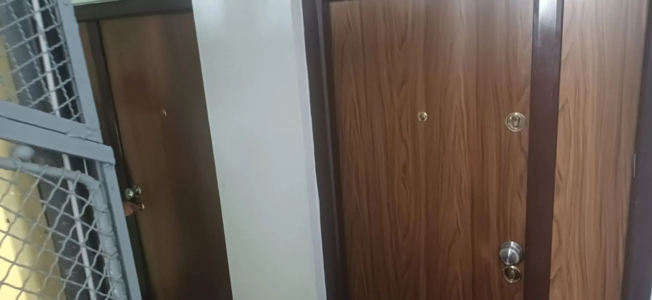 Apartament de Vanzare - Zona Ateneul Roman - 4 camere - 110 MP - Vă prezentăm spre vanzare un apartament spațios cu 4 camere, situat in zona Ateneul Roman, zonă centrală și apreciată pentru accesul facil către principalele puncte de interes ale orașului.

Locuința are o suprafață generoasă de 110 mp, fiind amplasată la etajul 5 din 6 al imobilului. Apartamentul este mobilat în stil clasic, oferind un ambient elegant și confortabil, ideal pentru o familie sau pentru cei care apreciază spațiile ample.

Caracteristici principale:

4 camere
Suprafață utilă: 110 mp
Mobilat clasic
2 balcoane
Etaj 5 din 6
Compartimentare practică și luminoasă
Zonă centrală, cu acces rapid către restaurante, cafenele, instituții culturale și mijloace de transport.

Apartamentul beneficiază de camere generoase, lumină naturală din abundență și 1 balcon mare care oferă spațiu suplimentar pentru relaxare.

Doar plata cash - R2.

Pentru mai multe informații sau pentru programarea unei vizionări, vă stăm la dispoziție. 

Alexximob Estate - tel. 0751454742

comision: 1,8%