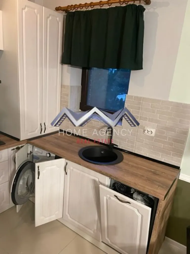 Apartament 2 camere Otopeni | include parcare - Vă propunem, spre închiriere, un apartament cu 2 camere, complet mobilat și utilat, situat la parterul unui bloc nou, parte dintr-un ansamblu rezidențial modern din Otopeni. Zona oferă acces facil către toate punctele de interes: magazine (Penny chiar lângă complex, Lidl, Mega Image non-stop), restaurante, farmacii, stație de autobuz la doar 3 minute de mers pe jos (Linia Albastră și 403), benzinărie, Aeroportul Henri Coandă, DN1 și multe altele. Apartamentul este luminos, spațios și excelent compartimentat. Livingul cu bucătărie open-space retrasă beneficiază de acces către balcon, dormitorul este confortabil, iar baia este dotată cu cadă. Imobilul se predă complet mobilat și utilat, fiind echipat cu electrocasnice moderne: mașină de spălat rufe, mașină de spălat vase, frigider, cuptor, hotă etc. În preț este inclus și un loc de parcare. Programează-te acum pentru o vizionare și descoperă confortul acestui apartament! }}