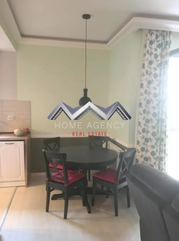 Apartament 2 camere Otopeni | include parcare - Vă propunem, spre închiriere, un apartament cu 2 camere, complet mobilat și utilat, situat la parterul unui bloc nou, parte dintr-un ansamblu rezidențial modern din Otopeni. Zona oferă acces facil către toate punctele de interes: magazine (Penny chiar lângă complex, Lidl, Mega Image non-stop), restaurante, farmacii, stație de autobuz la doar 3 minute de mers pe jos (Linia Albastră și 403), benzinărie, Aeroportul Henri Coandă, DN1 și multe altele. Apartamentul este luminos, spațios și excelent compartimentat. Livingul cu bucătărie open-space retrasă beneficiază de acces către balcon, dormitorul este confortabil, iar baia este dotată cu cadă. Imobilul se predă complet mobilat și utilat, fiind echipat cu electrocasnice moderne: mașină de spălat rufe, mașină de spălat vase, frigider, cuptor, hotă etc. În preț este inclus și un loc de parcare. Programează-te acum pentru o vizionare și descoperă confortul acestui apartament! }}