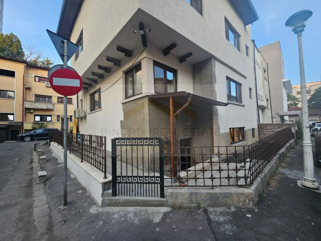 Spațiu de închiriat 26 mp | Piața Victoriei | Ideal birou, beauty sau servicii - B-North Real Estate vă propune spre închiriere un spațiu de 26 mp, situat într-o zonă excelentă, pe Strada Ciprian Porumbescu nr. 6, la câteva minute de Piața Victoriei.
Spațiul este potrivit pentru activități de birou, servicii profesionale sau activități din domeniul beauty și wellness, beneficiind de o locație centrală, cu acces facil la mijloacele de transport și la zona de business a Capitalei.

Caracteristici principale:

Suprafață: 26 mp
Spațiu luminos și eficient compartimentat
Acces facil
Disponibil imediat

Potrivit pentru:

Birou de consultanță
Contabilitate
Avocatură
Agenție imobiliară
IT și servicii profesionale
Cabinet psihologie
Cabinet nutriție
Cabinet coaching
Manichiură / pedichiură
Cosmetică
Gene și sprâncene
Masaj terapeutic sau de relaxare
Kinetoterapie
Terapie alternativă
Studio make-up
Activități administrative

Avantaje locație:

Piața Victoriei
Strada Ciprian Porumbescu nr. 6
Acces rapid către metrou și mijloace de transport
Restaurante, cafenele și centre de business în proximitate
Acces facil către principalele zone ale orașului

Preț și condiții:

Chirie: 420 euro/lună
Disponibil imediat

Pentru informații suplimentare și programarea unei vizionări, contactați B-North Real Estate.