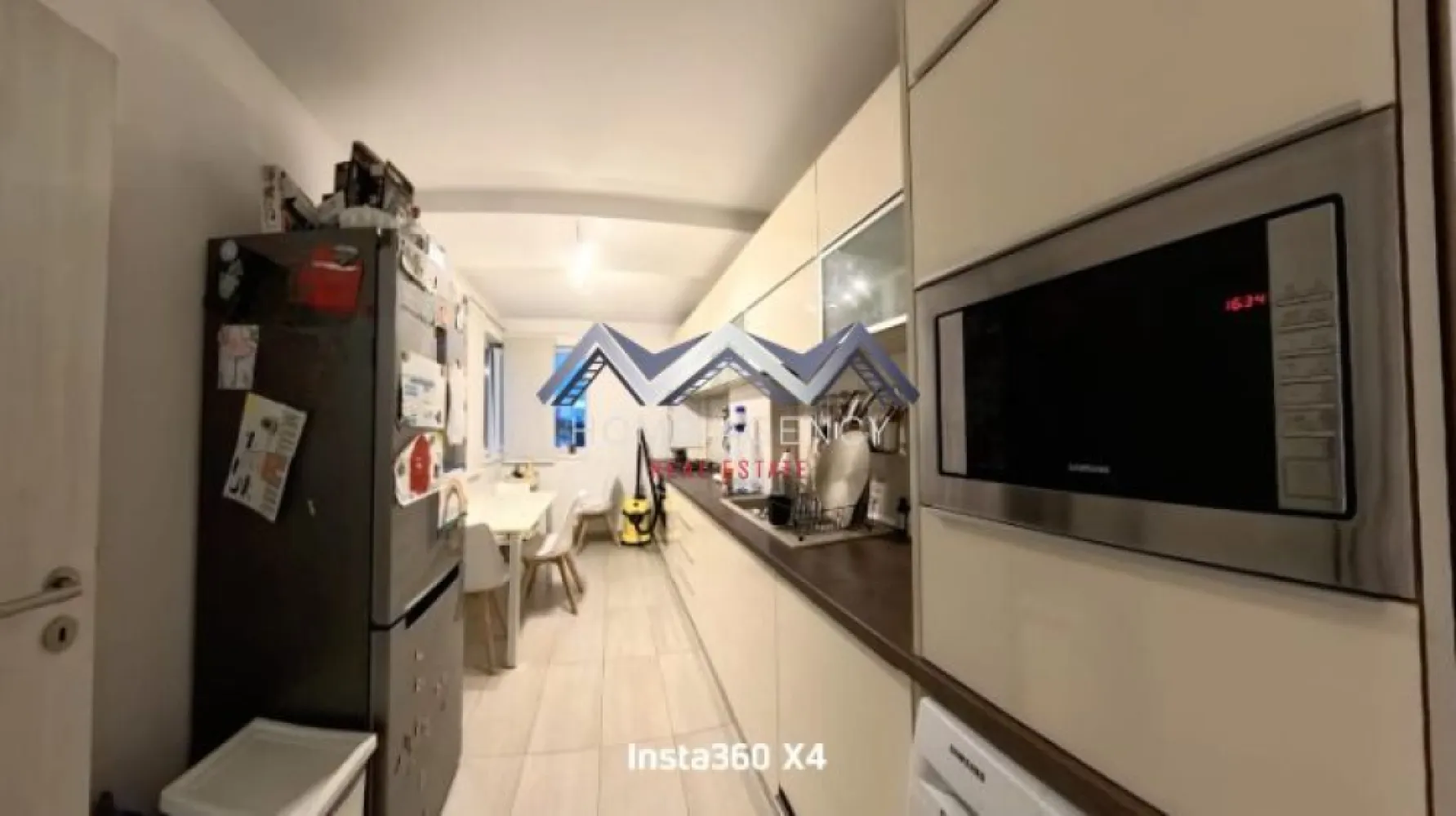 Apartament 3 camere | decomandat, mobilat, utilat, 2 locuri parcare - Cauți un apartament modern, spațios și gata de locuit, într-o zonă liniștită din Otopeni și excelent conectată? Atunci această ofertă este exact ce ai nevoie! Vă propunem, spre vânzare, un apartament cu 3 camere, decomandat, în suprafață de 70 mp utili + balcon 8 mp, aflat într-un bloc nou din Otopeni, într-o zonă cu acces rapid spre supermarketuri, restaurante, școală, grădinițe, parcuri, stație de autobuz la câteva minute de mers pe jos și către toate zonele de interes. Detalii apartament: - Living luminos și generos, cu acces la balconul spațios de 8 mp - Bucătărie închisă, complet mobilată și utilată - Dormitor matrimonial cu baie proprie (cadă) - Dormitor secundar perfect pentru copii sau oaspeți, cu dressing mare - A doua baie, cu cabină de duș, foarte practică - Apartament complet mobilat și utilat – te poți muta imediat - 2 x AC-uri, pentru un plus de confort Avantaj major: 2 locuri de parcare incluse în preț – un beneficiu foarte rar în zonă, ideal pentru o familie Dacă îți dorești o locuință modernă, bine compartimentată și pregătită pentru mutare, programează o vizionare. Acest apartament chiar merită văzut! 📞 Sună acum pentru detalii! }}