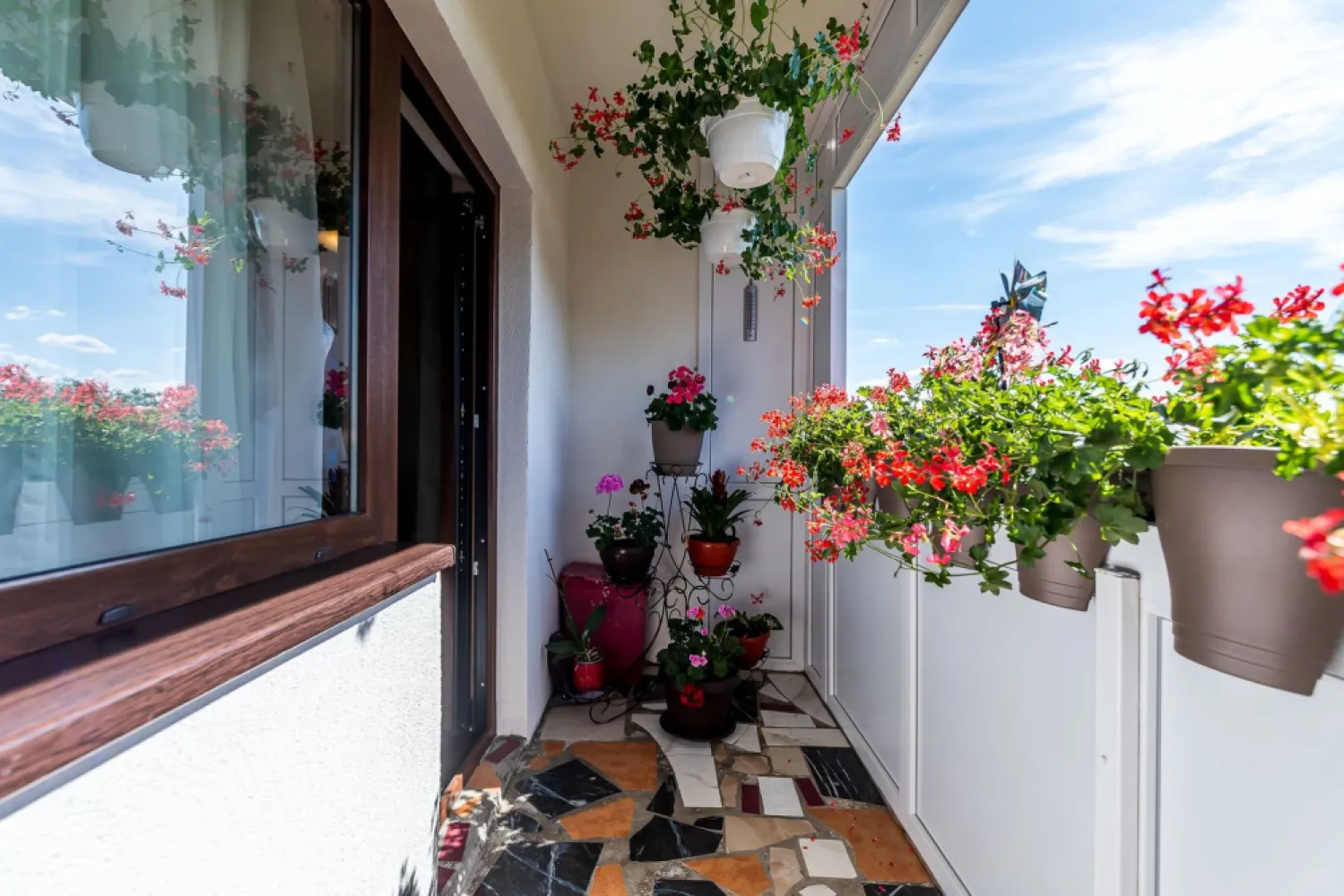 Apartament renovat cu 2 camere Micalaca etaj 3 Comision 0 - Comision 0%
Vă oferim spre vânzare un apartament cu 2 camere semidecomandat, situat la etajul 3, pe strada Alba Iulia din cartierul Micalaca, cu vedere către zona 300.
Apartamentul a fost recent renovat, baia are fereastra si cabina de dus, locuinta dispune de centrală termică proprie pe gaz, balcon deschis și se vinde complet mobilat și utilat, fiind pregătit pentru mutare imediată.
Locuința reprezintă o alegere excelentă atât pentru locuit, cât și pentru investiție, datorită poziției bune și costurilor reduse de întreținere.

📞 Pentru detalii și programarea unei vizionări:
Blaga Flavius – 0754467525 Consultant imobiliar acreditat APAIR (Asociația Profesională a Agenților Imobiliari din România)

Nu dispui de toată suma? Te ajutăm noi gratuit! Îți obținem oferte de la 16 bănci.
Ai o proprietate de vânzare în Arad și vrei să știi cât valorează cu adevărat?

Birou: ACASĂ | Agenție imobiliară Arad
Adresă: Bulevardul Decebal 2, Arad 310133