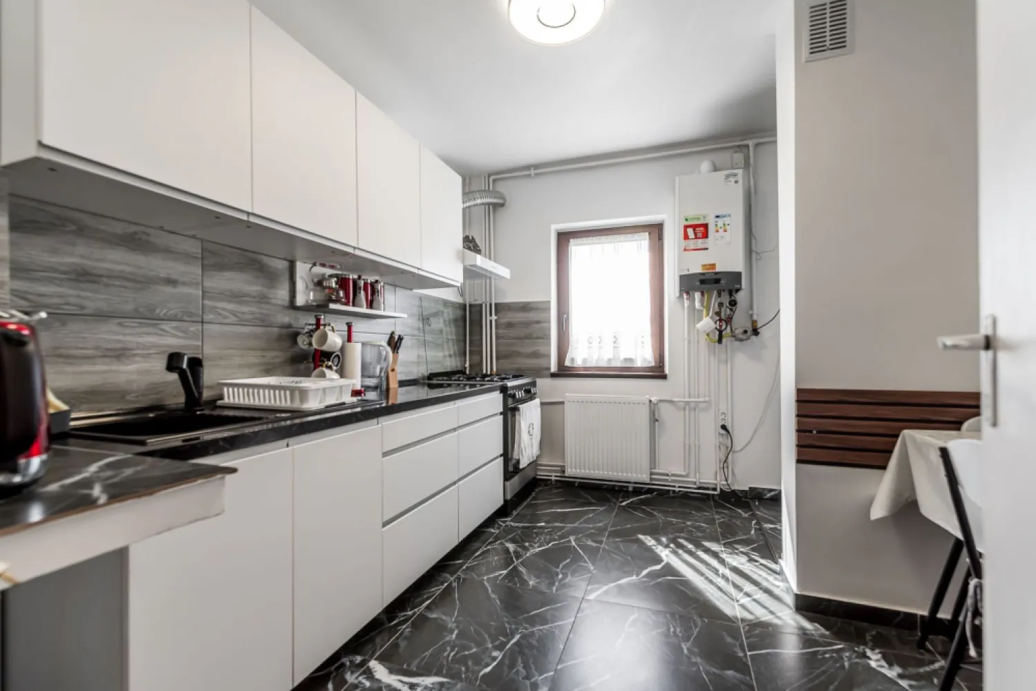 Apartament renovat cu 2 camere Micalaca etaj 3 Comision 0 - Comision 0%
Vă oferim spre vânzare un apartament cu 2 camere semidecomandat, situat la etajul 3, pe strada Alba Iulia din cartierul Micalaca, cu vedere către zona 300.
Apartamentul a fost recent renovat, baia are fereastra si cabina de dus, locuinta dispune de centrală termică proprie pe gaz, balcon deschis și se vinde complet mobilat și utilat, fiind pregătit pentru mutare imediată.
Locuința reprezintă o alegere excelentă atât pentru locuit, cât și pentru investiție, datorită poziției bune și costurilor reduse de întreținere.

📞 Pentru detalii și programarea unei vizionări:
Blaga Flavius – 0754467525 Consultant imobiliar acreditat APAIR (Asociația Profesională a Agenților Imobiliari din România)

Nu dispui de toată suma? Te ajutăm noi gratuit! Îți obținem oferte de la 16 bănci.
Ai o proprietate de vânzare în Arad și vrei să știi cât valorează cu adevărat?

Birou: ACASĂ | Agenție imobiliară Arad
Adresă: Bulevardul Decebal 2, Arad 310133