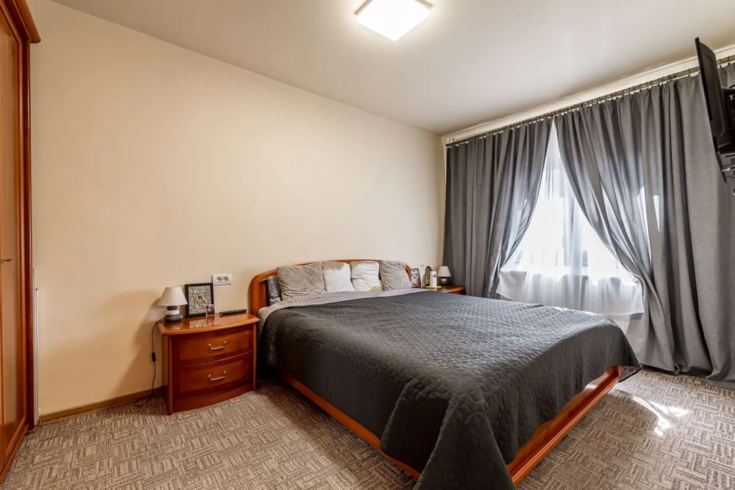 Apartament renovat cu 2 camere Micalaca etaj 3 Comision 0 - Comision 0%
Vă oferim spre vânzare un apartament cu 2 camere semidecomandat, situat la etajul 3, pe strada Alba Iulia din cartierul Micalaca, cu vedere către zona 300.
Apartamentul a fost recent renovat, baia are fereastra si cabina de dus, locuinta dispune de centrală termică proprie pe gaz, balcon deschis și se vinde complet mobilat și utilat, fiind pregătit pentru mutare imediată.
Locuința reprezintă o alegere excelentă atât pentru locuit, cât și pentru investiție, datorită poziției bune și costurilor reduse de întreținere.

📞 Pentru detalii și programarea unei vizionări:
Blaga Flavius – 0754467525 Consultant imobiliar acreditat APAIR (Asociația Profesională a Agenților Imobiliari din România)

Nu dispui de toată suma? Te ajutăm noi gratuit! Îți obținem oferte de la 16 bănci.
Ai o proprietate de vânzare în Arad și vrei să știi cât valorează cu adevărat?

Birou: ACASĂ | Agenție imobiliară Arad
Adresă: Bulevardul Decebal 2, Arad 310133