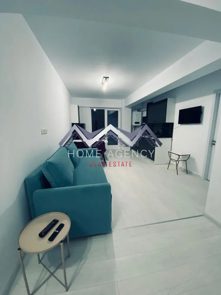Apartament 2 camere Otopeni 60 mp | prima închiriere | bloc nou, parcare - Vă propunem, spre închiriere, un apartament cu 2 camere modern și elegant, situat într-un bloc nou, într-o zonă liniștită și bine poziționată din Otopeni. Proprietatea oferă acces facil către restaurante, magazine, mijloace de transport în comun, Aeroportul Henri Coandă, DN1, Centura Capitalei, Pipera și nu numai, asigurând confort și mobilitate rapidă. Apartamentul se află la prima închiriere și impresionează prin spațiul generos, finisajele de calitate și lumina naturală. Compartimentarea este optimizată pentru confort: living cu bucătărie open-space și acces spre terasă, un dormitor generos cu balcon propriu, o baie spațioasă cu duș walk-in și un hol cu numeroase spații de depozitare. Se închiriază complet mobilat și utilat, astfel încât noul chiriaș să se poată bucura imediat de confortul oferit. În preț este inclus un loc de parcare, cu posibilitatea de a obține un al doilea loc. Te invităm să programezi o vizionare și să descoperi personal această proprietate deosebită! }}