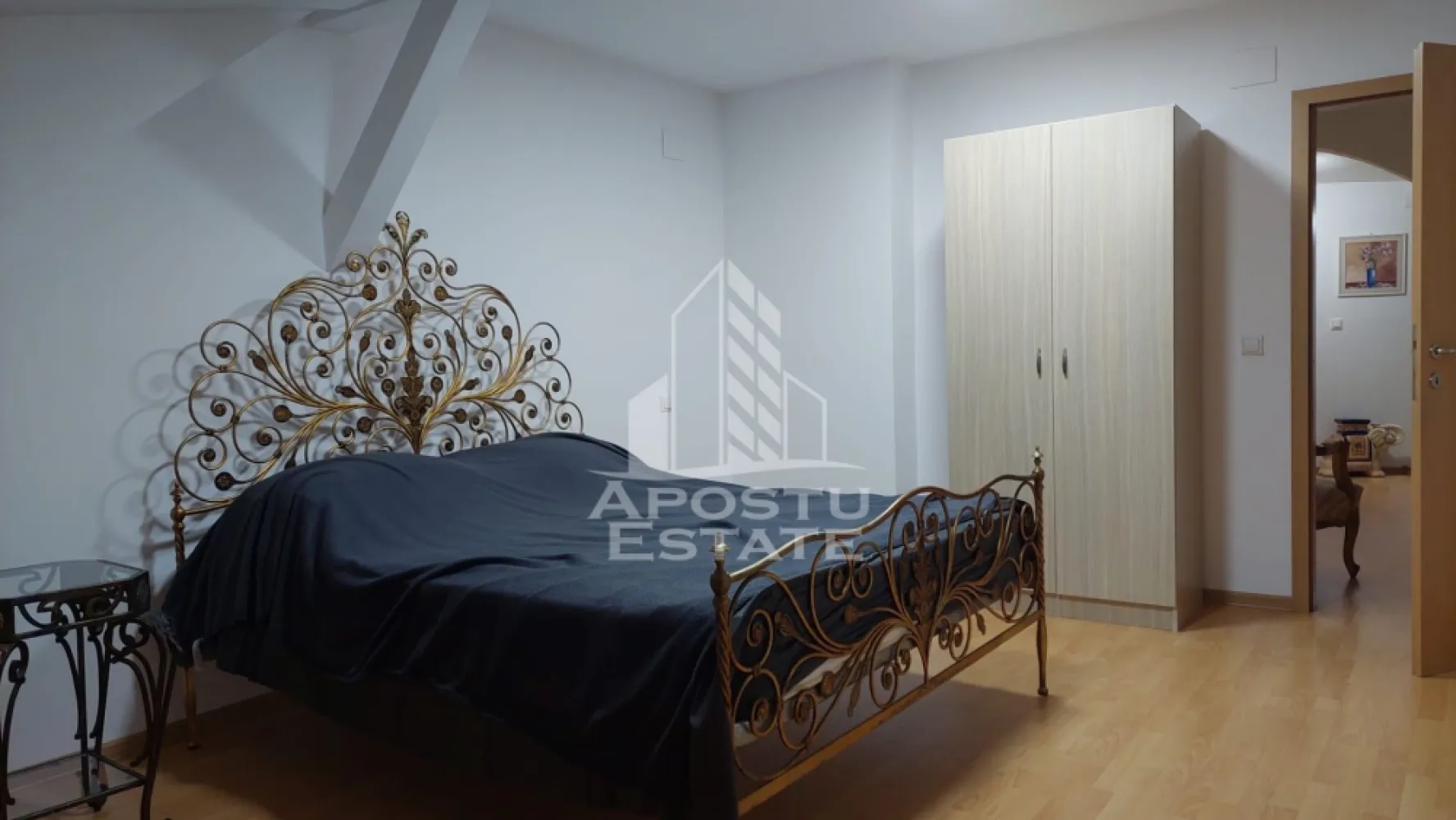 Apartament cu 3 camere de închiriat , Zona Centrală,Timisoara - Agentia imobiliara APOSTU ESTATE va propune spre inchiriere un apartament cu 3 camere, spatios si luminos, situat in zona Centrala , o zona linistita si bine pozitionata din Timisoara, potrivit pentru cupluri,familii, sau studenti care isi doresc o locuinta unde sa se simta confortabil si cu acces facil catre scoli, statii de autobuz, supermarketuri , magazine de zona, parcuri.

Suprafata utila: 70 mp
Compartimentare eficienta:
-Hol de acces generos
-Bucatarie complet mobilata si utilata, cu loc de luat masa
-Living luminos si spatios
-Dormitor mobilat si utilat
-Dormitor secundar mobilat 
-Baie 

Confort si facilitati:
-Incalzirea apartamentului: centrala proprie 
-Apartamentul este complet mobilat si utilat către proprietar 

Localizare:
-Timis,Timisoara, zona Centrală – acces facil spre magazine, supermarketul Lidl, scoli, parcuri si mijloace de transport in comun.

Ideal pentru:
-Familii
-Cupluri
-Studenti
Pret chirie lunara:600 euro 
Programeaza o vizionare pentru a-ti putea imagina viitorul aici!
ID intern: CP3180997