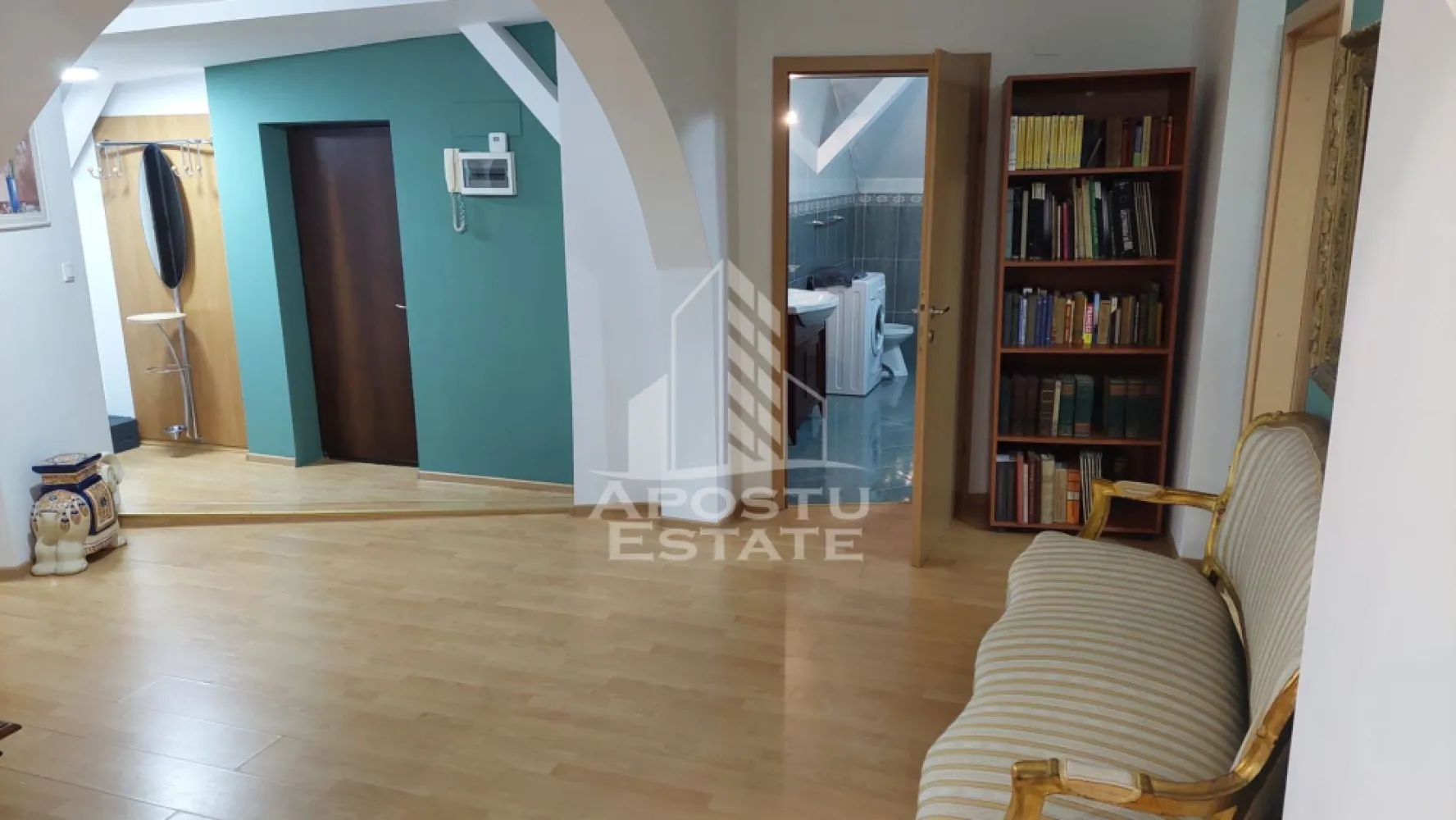 Apartament cu 3 camere de închiriat , Zona Centrală,Timisoara - Agentia imobiliara APOSTU ESTATE va propune spre inchiriere un apartament cu 3 camere, spatios si luminos, situat in zona Centrala , o zona linistita si bine pozitionata din Timisoara, potrivit pentru cupluri,familii, sau studenti care isi doresc o locuinta unde sa se simta confortabil si cu acces facil catre scoli, statii de autobuz, supermarketuri , magazine de zona, parcuri.

Suprafata utila: 70 mp
Compartimentare eficienta:
-Hol de acces generos
-Bucatarie complet mobilata si utilata, cu loc de luat masa
-Living luminos si spatios
-Dormitor mobilat si utilat
-Dormitor secundar mobilat 
-Baie 

Confort si facilitati:
-Incalzirea apartamentului: centrala proprie 
-Apartamentul este complet mobilat si utilat către proprietar 

Localizare:
-Timis,Timisoara, zona Centrală – acces facil spre magazine, supermarketul Lidl, scoli, parcuri si mijloace de transport in comun.

Ideal pentru:
-Familii
-Cupluri
-Studenti
Pret chirie lunara:600 euro 
Programeaza o vizionare pentru a-ti putea imagina viitorul aici!
ID intern: CP3180997