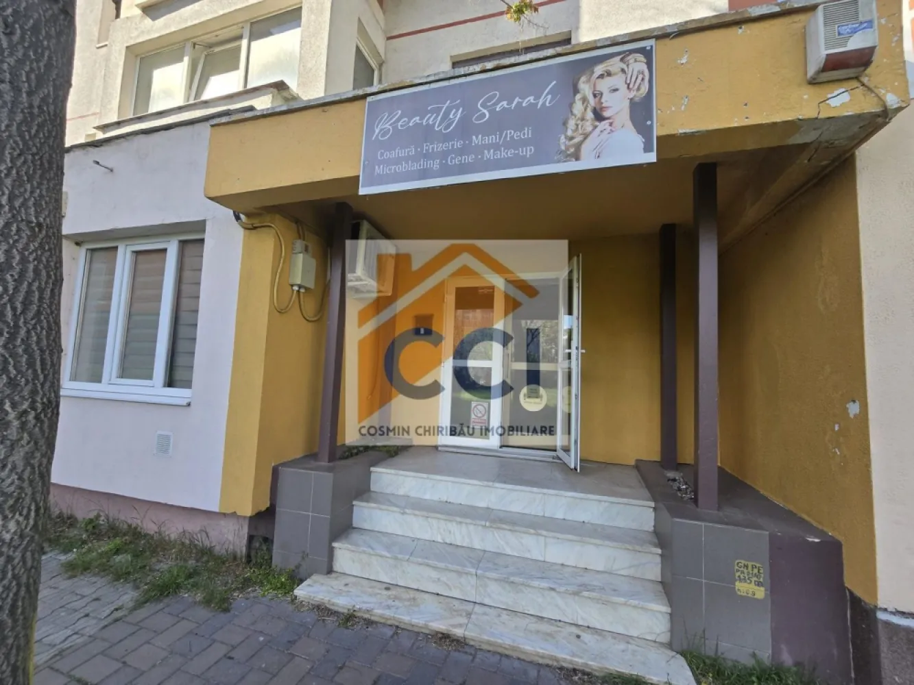 Spatiu Comercial ideal pentru afaceri de succes! - 𝗗𝗲 𝗶𝗻𝗰𝗵𝗶𝗿𝗶𝗮𝘁: 𝗦𝗽𝗮𝘁𝗶𝘂 𝗰𝗼𝗺𝗲𝗿𝗰𝗶𝗮𝗹 𝗶𝗱𝗲𝗮𝗹 𝗽𝗲𝗻𝘁𝗿𝘂 𝗮𝗳𝗮𝗰𝗲𝗿𝗶 𝗱𝗲 𝘀𝘂𝗰𝗰𝗲𝘀 – 𝗦𝘁𝗿𝗮𝗱𝗮 𝟗 𝗠𝗮𝗶 𝟏𝟓, 𝗕𝗮𝗰𝗮𝘂
Dacă ești în căutarea unei locații potrivite pentru a-ți dezvolta afacerea, acest spațiu comercial reprezintă o alegere inspirată!
 Situat la parterul unui bloc, pe strada 9 Mai – într-o zonă cu trafic constant – oferă vizibilitate bună și acces facil pentru clienți.
Cu o suprafață de 60 mp, spațiul este luminos, bine compartimentat și ușor de adaptat, fiind potrivit pentru:
* salon de înfrumusețare sau barber shop
* cabinet medical, stomatologic sau de terapii alternative
* florărie sau boutique
* birou servicii sau alte activități comerciale
Accesul direct din stradă și poziționarea practică îl fac ușor de integrat în nevoile oricărui business aflat în dezvoltare.
 Avantaje:
* Locație bună, într-o zonă activă
* Parter – acces rapid pentru clienți
* 60 mp ușor de personalizat
* Utilități complete
Prețul de închiriere este de 400 euro/lună.
Pentru detalii suplimentare sau vizionare, te invităm să ne contactezi!
Daca esti interesat, te invit sa ma contactezi pentru o vizionare.
