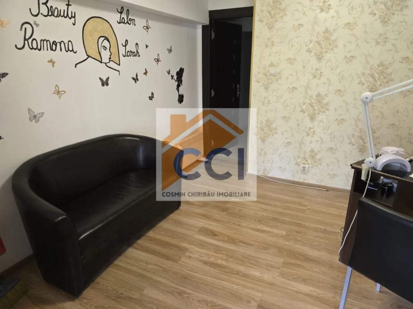 Spatiu Comercial ideal pentru afaceri de succes! - 𝗗𝗲 𝗶𝗻𝗰𝗵𝗶𝗿𝗶𝗮𝘁: 𝗦𝗽𝗮𝘁𝗶𝘂 𝗰𝗼𝗺𝗲𝗿𝗰𝗶𝗮𝗹 𝗶𝗱𝗲𝗮𝗹 𝗽𝗲𝗻𝘁𝗿𝘂 𝗮𝗳𝗮𝗰𝗲𝗿𝗶 𝗱𝗲 𝘀𝘂𝗰𝗰𝗲𝘀 – 𝗦𝘁𝗿𝗮𝗱𝗮 𝟗 𝗠𝗮𝗶 𝟏𝟓, 𝗕𝗮𝗰𝗮𝘂
Dacă ești în căutarea unei locații potrivite pentru a-ți dezvolta afacerea, acest spațiu comercial reprezintă o alegere inspirată!
 Situat la parterul unui bloc, pe strada 9 Mai – într-o zonă cu trafic constant – oferă vizibilitate bună și acces facil pentru clienți.
Cu o suprafață de 60 mp, spațiul este luminos, bine compartimentat și ușor de adaptat, fiind potrivit pentru:
* salon de înfrumusețare sau barber shop
* cabinet medical, stomatologic sau de terapii alternative
* florărie sau boutique
* birou servicii sau alte activități comerciale
Accesul direct din stradă și poziționarea practică îl fac ușor de integrat în nevoile oricărui business aflat în dezvoltare.
 Avantaje:
* Locație bună, într-o zonă activă
* Parter – acces rapid pentru clienți
* 60 mp ușor de personalizat
* Utilități complete
Prețul de închiriere este de 400 euro/lună.
Pentru detalii suplimentare sau vizionare, te invităm să ne contactezi!
Daca esti interesat, te invit sa ma contactezi pentru o vizionare.