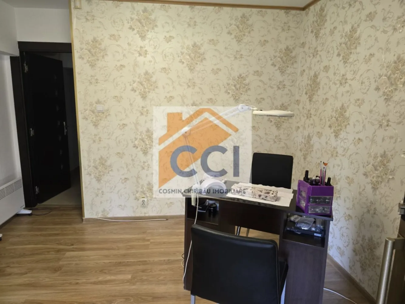 Spatiu Comercial ideal pentru afaceri de succes! - 𝗗𝗲 𝗶𝗻𝗰𝗵𝗶𝗿𝗶𝗮𝘁: 𝗦𝗽𝗮𝘁𝗶𝘂 𝗰𝗼𝗺𝗲𝗿𝗰𝗶𝗮𝗹 𝗶𝗱𝗲𝗮𝗹 𝗽𝗲𝗻𝘁𝗿𝘂 𝗮𝗳𝗮𝗰𝗲𝗿𝗶 𝗱𝗲 𝘀𝘂𝗰𝗰𝗲𝘀 – 𝗦𝘁𝗿𝗮𝗱𝗮 𝟗 𝗠𝗮𝗶 𝟏𝟓, 𝗕𝗮𝗰𝗮𝘂
Dacă ești în căutarea unei locații potrivite pentru a-ți dezvolta afacerea, acest spațiu comercial reprezintă o alegere inspirată!
 Situat la parterul unui bloc, pe strada 9 Mai – într-o zonă cu trafic constant – oferă vizibilitate bună și acces facil pentru clienți.
Cu o suprafață de 60 mp, spațiul este luminos, bine compartimentat și ușor de adaptat, fiind potrivit pentru:
* salon de înfrumusețare sau barber shop
* cabinet medical, stomatologic sau de terapii alternative
* florărie sau boutique
* birou servicii sau alte activități comerciale
Accesul direct din stradă și poziționarea practică îl fac ușor de integrat în nevoile oricărui business aflat în dezvoltare.
 Avantaje:
* Locație bună, într-o zonă activă
* Parter – acces rapid pentru clienți
* 60 mp ușor de personalizat
* Utilități complete
Prețul de închiriere este de 400 euro/lună.
Pentru detalii suplimentare sau vizionare, te invităm să ne contactezi!
Daca esti interesat, te invit sa ma contactezi pentru o vizionare.
