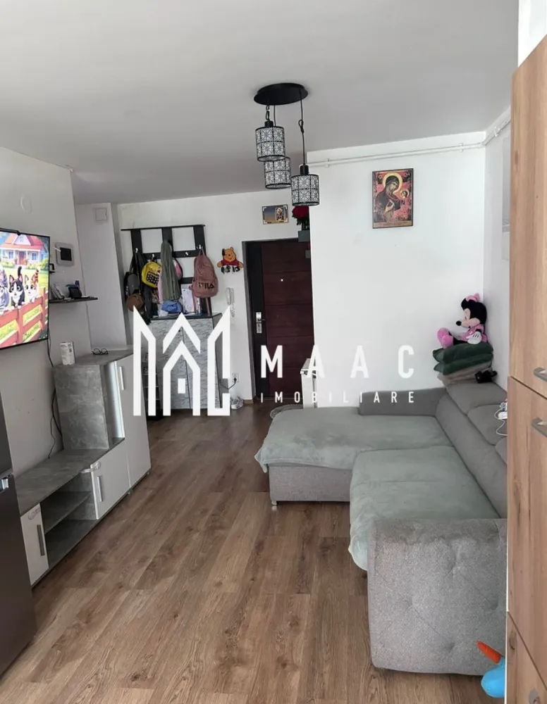 Apartament 3 camere | Parter | Parcare | 58 MP | Magnolia - MAAC Imobiliare va prezinta un apartament cu 3 camere situat in cartier Magnolia.

Localizare:
Apartamentul este situat în cartierul Magnolia, într-un bloc nou cu lift, într-o zonă liniștită și bine organizată, cu acces facil către puncte de interes, mijloace de transport, magazine și spații verzi.
Imobilul se află la parter intr-un bloc de 8 etaje.

Caracteristici:
Tip apartament: 3 camere semi-decomandat
Suprafață utilă: 58 mp
Suprafață totală: 68 mp
Etaj: Parter
Bloc dotat cu lift
Balcon: 10 mp, accesibil din living.

Compartimentare:
Hol de intrare
Baie complet echipată, dotată cu cada, mobilier sanitar și mașină de spălat rufe
Living open space, cu zonă de relaxare și bucătărie deschisă, complet mobilată și utilată, inclusiv cu electrocasnice
Două dormitoare, fiecare mobilat cu pat, șifonier și noptiere
Balcon generos de 10 mp.

Dotări și finisaje:
Centrală termică proprie Ferolli cu calorifere în toate camerele
Finisaje: pardoseli, uși interioare noi, tâmplărie PVC cu geam termopan
Ușă metalică la intrare.

Parcare:
Apartamentul dispune de loc de parcare cu carte funciară separată.

Pentru mai multe detalii precizati telefonic ca ati vazut anuntul cu ID: CP3068508