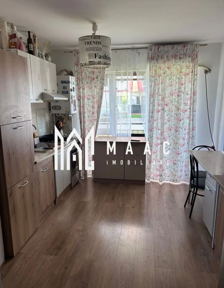 Apartament 3 camere | Parter | Parcare | 58 MP | Magnolia - MAAC Imobiliare va prezinta un apartament cu 3 camere situat in cartier Magnolia.

Localizare:
Apartamentul este situat în cartierul Magnolia, într-un bloc nou cu lift, într-o zonă liniștită și bine organizată, cu acces facil către puncte de interes, mijloace de transport, magazine și spații verzi.
Imobilul se află la parter intr-un bloc de 8 etaje.

Caracteristici:
Tip apartament: 3 camere semi-decomandat
Suprafață utilă: 58 mp
Suprafață totală: 68 mp
Etaj: Parter
Bloc dotat cu lift
Balcon: 10 mp, accesibil din living.

Compartimentare:
Hol de intrare
Baie complet echipată, dotată cu cada, mobilier sanitar și mașină de spălat rufe
Living open space, cu zonă de relaxare și bucătărie deschisă, complet mobilată și utilată, inclusiv cu electrocasnice
Două dormitoare, fiecare mobilat cu pat, șifonier și noptiere
Balcon generos de 10 mp.

Dotări și finisaje:
Centrală termică proprie Ferolli cu calorifere în toate camerele
Finisaje: pardoseli, uși interioare noi, tâmplărie PVC cu geam termopan
Ușă metalică la intrare.

Parcare:
Apartamentul dispune de loc de parcare cu carte funciară separată.

Pentru mai multe detalii precizati telefonic ca ati vazut anuntul cu ID: CP3068508