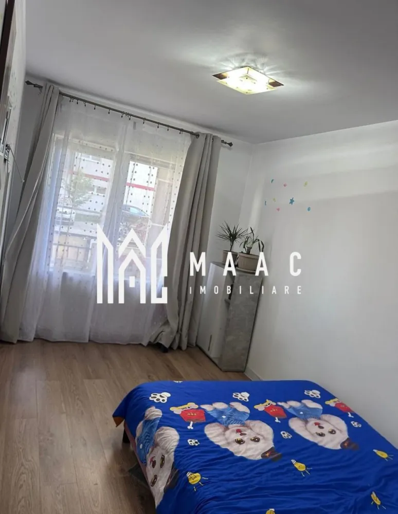 Apartament 3 camere | Parter | Parcare | 58 MP | Magnolia - MAAC Imobiliare va prezinta un apartament cu 3 camere situat in cartier Magnolia.

Localizare:
Apartamentul este situat în cartierul Magnolia, într-un bloc nou cu lift, într-o zonă liniștită și bine organizată, cu acces facil către puncte de interes, mijloace de transport, magazine și spații verzi.
Imobilul se află la parter intr-un bloc de 8 etaje.

Caracteristici:
Tip apartament: 3 camere semi-decomandat
Suprafață utilă: 58 mp
Suprafață totală: 68 mp
Etaj: Parter
Bloc dotat cu lift
Balcon: 10 mp, accesibil din living.

Compartimentare:
Hol de intrare
Baie complet echipată, dotată cu cada, mobilier sanitar și mașină de spălat rufe
Living open space, cu zonă de relaxare și bucătărie deschisă, complet mobilată și utilată, inclusiv cu electrocasnice
Două dormitoare, fiecare mobilat cu pat, șifonier și noptiere
Balcon generos de 10 mp.

Dotări și finisaje:
Centrală termică proprie Ferolli cu calorifere în toate camerele
Finisaje: pardoseli, uși interioare noi, tâmplărie PVC cu geam termopan
Ușă metalică la intrare.

Parcare:
Apartamentul dispune de loc de parcare cu carte funciară separată.

Pentru mai multe detalii precizati telefonic ca ati vazut anuntul cu ID: CP3068508