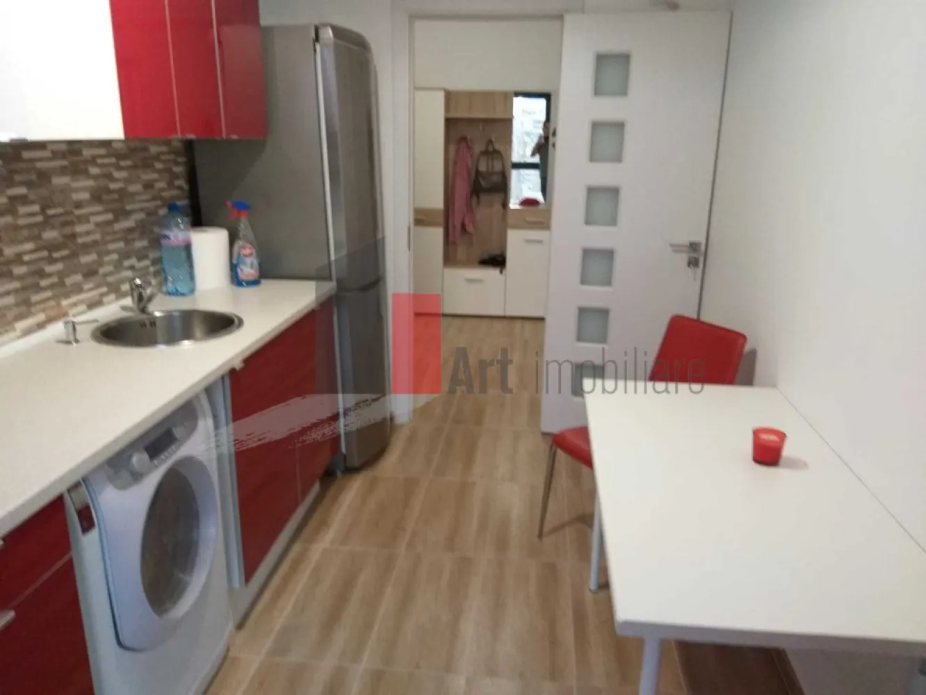 Inchiriere ap 2 cam Complez Exigent Plaza, faza 2-Pet Friendly-Lujerului - Va propunem spre inchiriere apartament 2 camere in Exigent Plaza faza 2.,zona Lujerului
 Apartamentul are vedere deschisa, spre intersectia Lujerului - fix deasupra parcului Liniei (intrarea in parc este la cativa metri de scara blocului). Este utilat si mobilat complet (inclusiv masina de spalat vase).
Se accepta animalute de companie.
Se accepta straini
Loc de parcare subteran este separat. 100 euro/luna