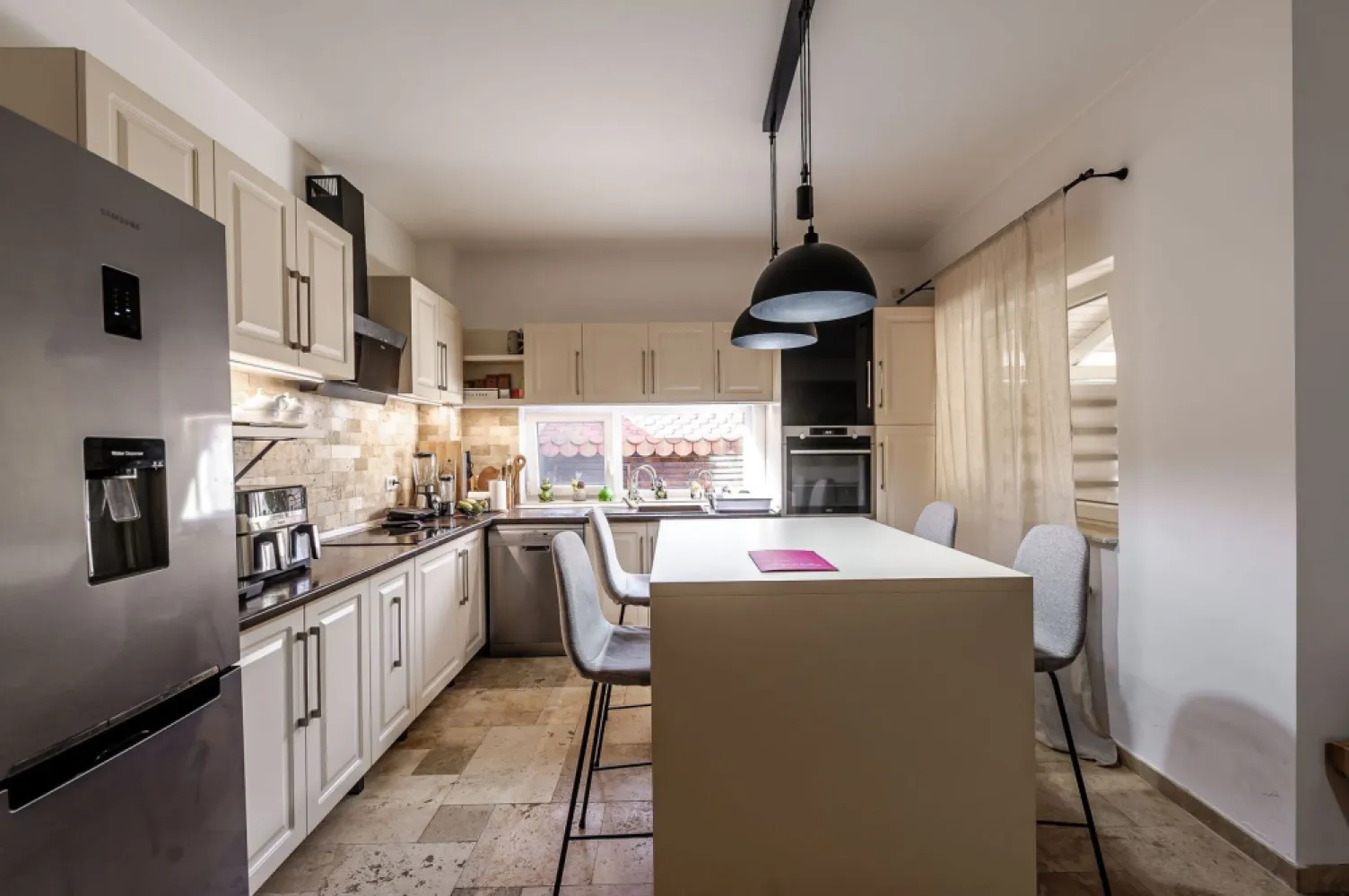 Casă de vânzare – Via Carmina, Vladimirescu -zonă rezidențială premium - Descoperă o locuință modernă și complet utilată, ideală pentru o familie care își dorește confort, spațiu și acces rapid către oraș.
📍 Localizare premium: Cartier Via Carmina, Vladimirescu – zonă liniștită, apreciată pentru comunitate și acces facil la Arad.

🏡 Detalii proprietate:
Suprafață utilă: 129 mp
Teren: 250 mp
2 fronturi stradale – vizibilitate și accesibilitate superioară
Casă parter + mansardă
Garaj și magazie incluse
✨ Compartimentare eficientă:
Parter: living spațios cu bucătărie open-space, baie modernă și dormitor luminos
Mansardă: 2 dormitoare, dressing generos și baie + 2 balcoane
🌿 Dotări speciale:
Podele din travertin natural – eleganță, durabilitate și un plus de rafinament în întreaga casă
Sistem de irigații automatizat cu apă din fântână proprie
Curte amenajată pentru relaxare și timp liber
🔑 Avantaj major: Casa se vinde complet mobilată și utilată – te muți imediat, fără investiții suplimentare!

Nu dispui de toată suma? Te ajutăm noi gratuit! Îți obținem oferte de la 16 bănci.

Ai o proprietate de vânzare în Arad și vrei să știi cât valorează cu adevărat?
Sună-mă pentru o evaluare gratuită, fără obligații.

📞 Pentru detalii și vizionări:
Lucian Marc – Consultant Imobiliar Acasa Arad
Telefon: 0746 093 329

🏢 ACASA | Agenție Imobiliară Arad
Adresă: Bulevardul Decebal 2, Arad 310133
