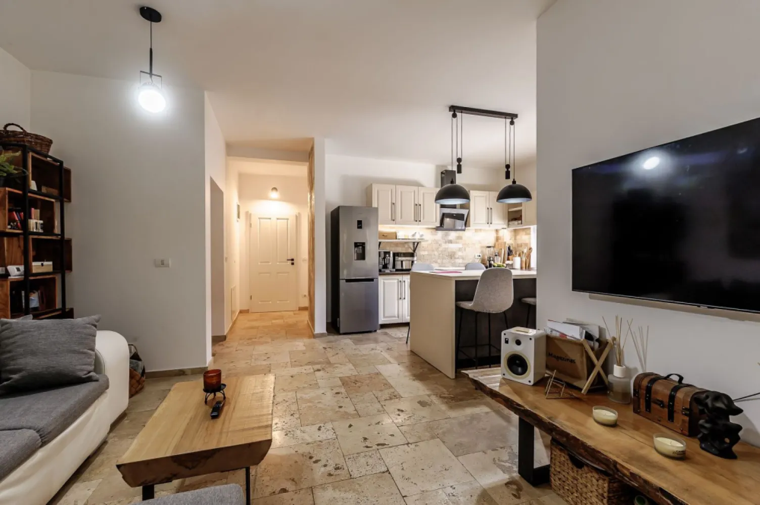 Casă de vânzare – Via Carmina, Vladimirescu -zonă rezidențială premium - Descoperă o locuință modernă și complet utilată, ideală pentru o familie care își dorește confort, spațiu și acces rapid către oraș.
📍 Localizare premium: Cartier Via Carmina, Vladimirescu – zonă liniștită, apreciată pentru comunitate și acces facil la Arad.

🏡 Detalii proprietate:
Suprafață utilă: 129 mp
Teren: 250 mp
2 fronturi stradale – vizibilitate și accesibilitate superioară
Casă parter + mansardă
Garaj și magazie incluse
✨ Compartimentare eficientă:
Parter: living spațios cu bucătărie open-space, baie modernă și dormitor luminos
Mansardă: 2 dormitoare, dressing generos și baie + 2 balcoane
🌿 Dotări speciale:
Podele din travertin natural – eleganță, durabilitate și un plus de rafinament în întreaga casă
Sistem de irigații automatizat cu apă din fântână proprie
Curte amenajată pentru relaxare și timp liber
🔑 Avantaj major: Casa se vinde complet mobilată și utilată – te muți imediat, fără investiții suplimentare!

Nu dispui de toată suma? Te ajutăm noi gratuit! Îți obținem oferte de la 16 bănci.

Ai o proprietate de vânzare în Arad și vrei să știi cât valorează cu adevărat?
Sună-mă pentru o evaluare gratuită, fără obligații.

📞 Pentru detalii și vizionări:
Lucian Marc – Consultant Imobiliar Acasa Arad
Telefon: 0746 093 329

🏢 ACASA | Agenție Imobiliară Arad
Adresă: Bulevardul Decebal 2, Arad 310133