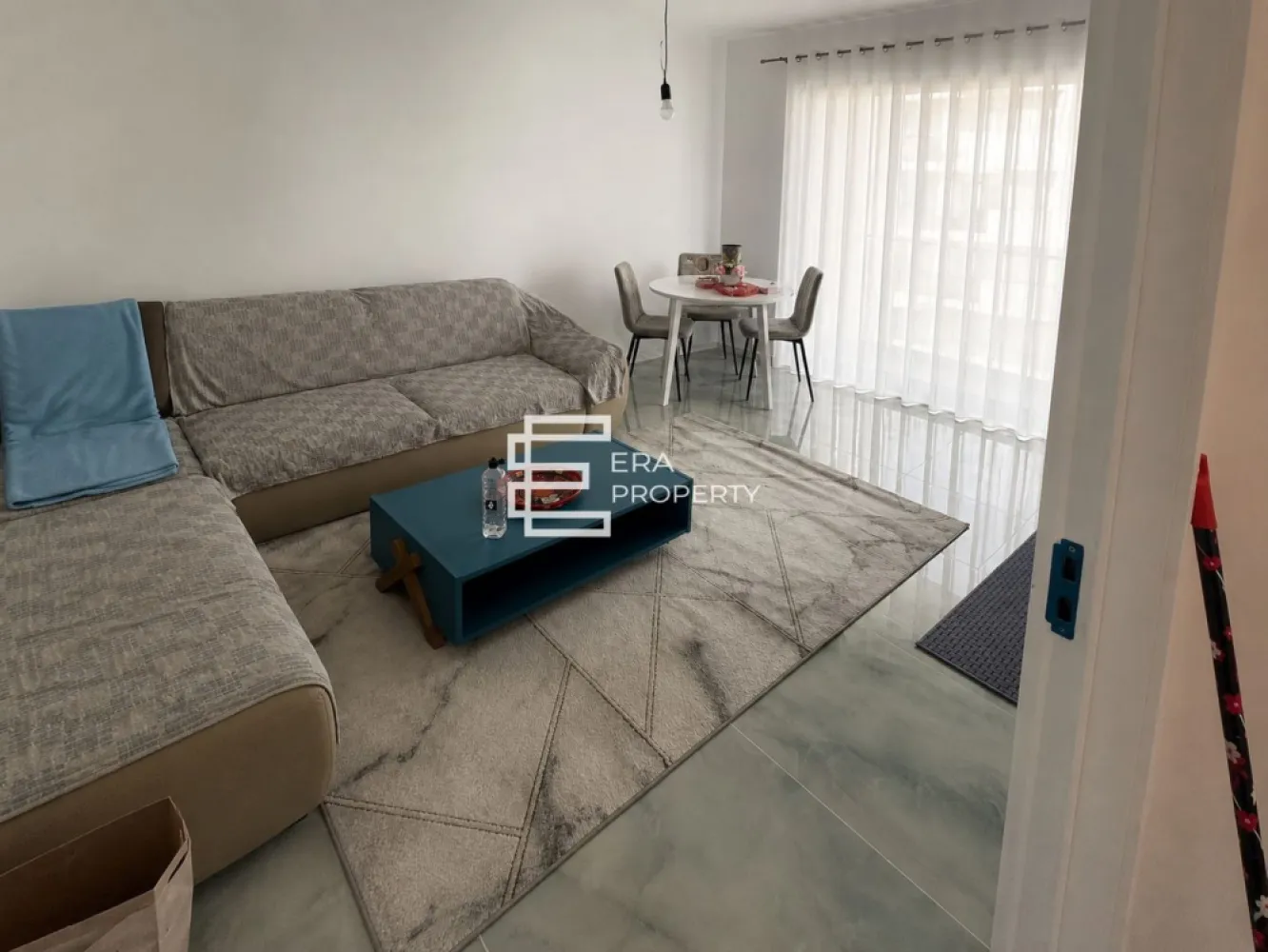 Apartament de vânzare | 2 camere | Balcon 7 mp | Doamna Stanca - Apartament de vânzare | 2 camere | Balcon 7 mp | Doamna Stanca

Vă prezentăm spre vânzare un apartament modern cu 2 camere, situat în zona Doamna Stanca, la etajul 2 al unui imobil cu regim redus de înălțime (P+3), ideal atât pentru locuință proprie, cât și pentru investiție.

Locuința are o suprafață utilă de 40 mp și beneficiază de un balcon generos de 7 mp, cu acces atât din living, cât și din dormitor. În preț este inclus și un loc de parcare privat.

Apartamentul se vinde complet mobilat și utilat, fiind pregătit pentru mutare imediată. De asemenea, există posibilitatea preluării chiriașului actual, ceea ce îl transformă într-o oportunitate excelentă pentru investitori.

Compartimentare: hol de acces; living cu bucătărie open-space; dormitor; baie cu geam pentru aerisire naturală; balcon cu acces din living și dormitor.

Avantaje:
Etaj 2 din 3;
Balcon spațios de 7 mp;
Loc de parcare inclus;
Se vinde mobilat și utilat;
Posibilitate de preluare a chiriașului;
Potrivit atât pentru locuit, cât și pentru investiție.

Preț: 98.500 €