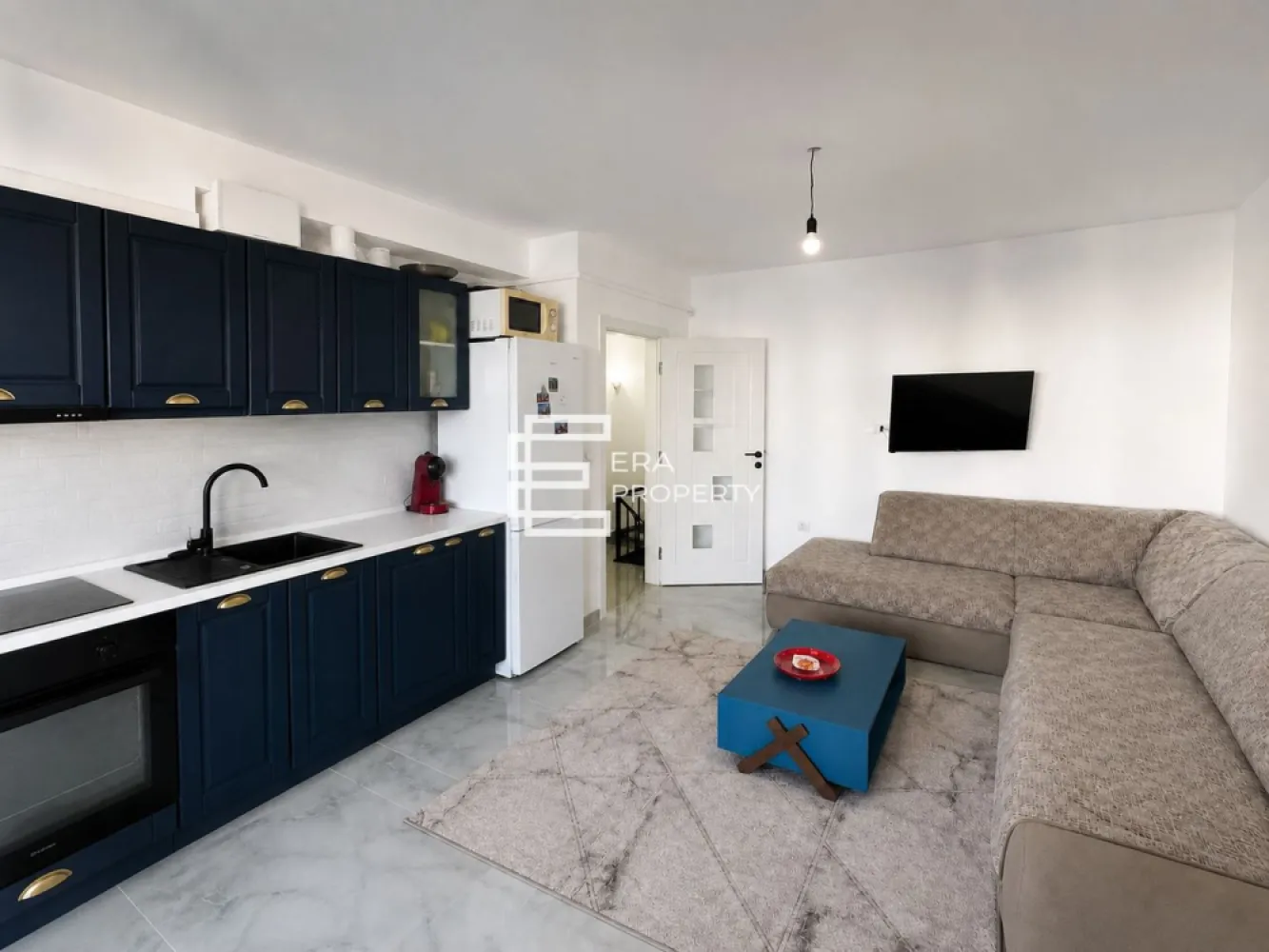 Apartament de vânzare | 2 camere | Balcon 7 mp | Doamna Stanca - Apartament de vânzare | 2 camere | Balcon 7 mp | Doamna Stanca

Vă prezentăm spre vânzare un apartament modern cu 2 camere, situat în zona Doamna Stanca, la etajul 2 al unui imobil cu regim redus de înălțime (P+3), ideal atât pentru locuință proprie, cât și pentru investiție.

Locuința are o suprafață utilă de 40 mp și beneficiază de un balcon generos de 7 mp, cu acces atât din living, cât și din dormitor. În preț este inclus și un loc de parcare privat.

Apartamentul se vinde complet mobilat și utilat, fiind pregătit pentru mutare imediată. De asemenea, există posibilitatea preluării chiriașului actual, ceea ce îl transformă într-o oportunitate excelentă pentru investitori.

Compartimentare: hol de acces; living cu bucătărie open-space; dormitor; baie cu geam pentru aerisire naturală; balcon cu acces din living și dormitor.

Avantaje:
Etaj 2 din 3;
Balcon spațios de 7 mp;
Loc de parcare inclus;
Se vinde mobilat și utilat;
Posibilitate de preluare a chiriașului;
Potrivit atât pentru locuit, cât și pentru investiție.

Preț: 98.500 €