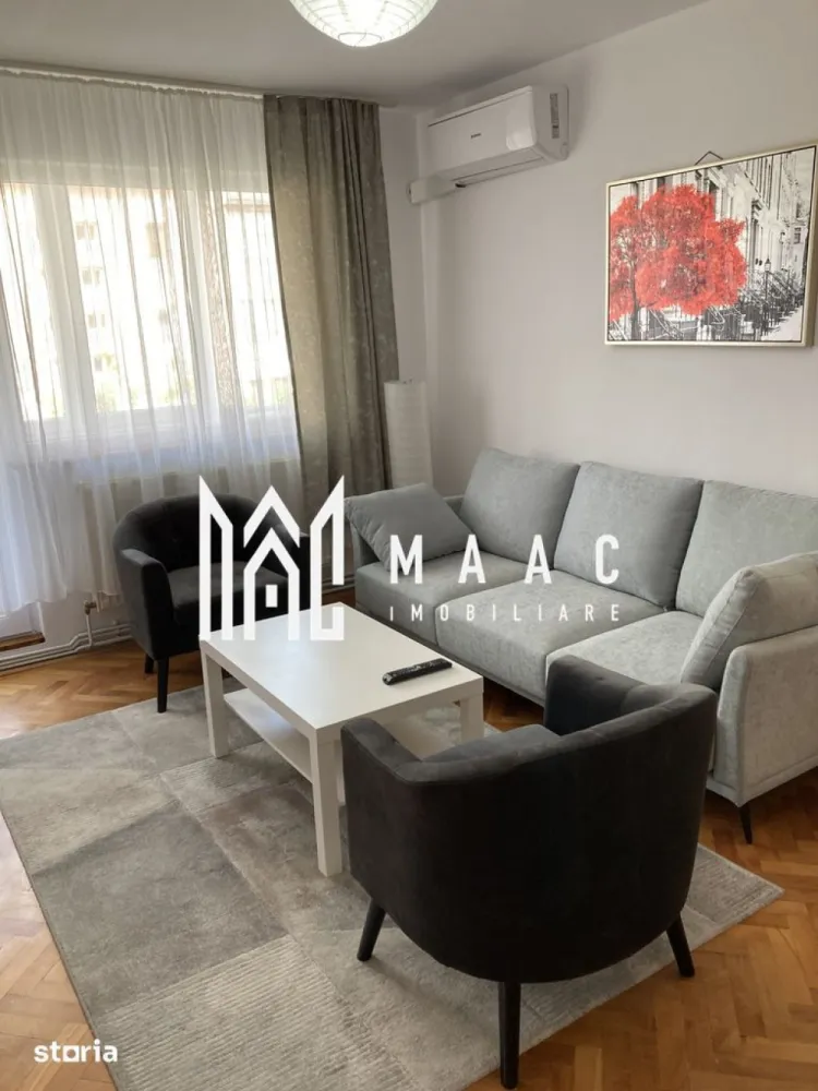 Apartament 2 camere | Etaj 3 | Balcon | Zona Rahovei - MAAC Imobiliare vă propune spre închiriere un apartament modern cu 2 camere, situat în cartierul Hipodrom I, zona Rahovei, una dintre cele mai căutate zone rezidențiale din Sibiu, datorită accesului facil către centre comerciale, școli, mijloace de transport și centrul orașului.

Detalii proprietate
Suprafață utilă: 47 mpu
Balcon: 7 mp
Etaj: 3 din 4
Compartimentare: semidecomandată
Disponibil imediat
Compartimentare
Living luminos
Dormitor
Bucătărie închisă
Baie cu cadă și geam de aerisire
Debara pentru depozitare
Balcon generos
Dotări și beneficii
Complet mobilat și utilat
Aer condiționat
Mașină de spălat rufe
Bucătărie mobilată și echipată
Baie cu ventilație naturală
Debara spațioasă
Apartament renovat recent
Prima închiriere după renovare
Avantaje locație

Aproape de magazine, supermarketuri și farmacii
Stații de autobuz în imediata apropiere
Acces rapid către școli și grădinițe
Conexiune facilă către centrul orașului
Zonă liniștită și bine dezvoltată
Condiții de închiriere
Contract minim 12 luni
Garanție: echivalentul unei chirii lunare
Nu se acceptă animale de companie
Posibilitate de prelungire a contractului