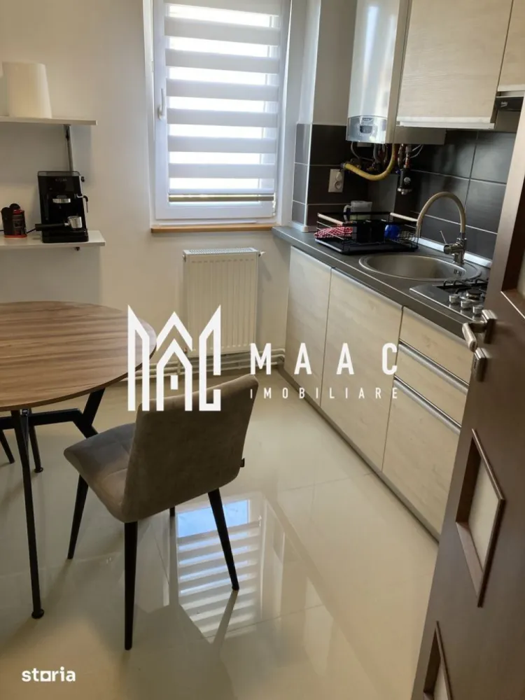 Apartament 2 camere | Etaj 3 | Balcon | Zona Rahovei - MAAC Imobiliare vă propune spre închiriere un apartament modern cu 2 camere, situat în cartierul Hipodrom I, zona Rahovei, una dintre cele mai căutate zone rezidențiale din Sibiu, datorită accesului facil către centre comerciale, școli, mijloace de transport și centrul orașului.

Detalii proprietate
Suprafață utilă: 47 mpu
Balcon: 7 mp
Etaj: 3 din 4
Compartimentare: semidecomandată
Disponibil imediat
Compartimentare
Living luminos
Dormitor
Bucătărie închisă
Baie cu cadă și geam de aerisire
Debara pentru depozitare
Balcon generos
Dotări și beneficii
Complet mobilat și utilat
Aer condiționat
Mașină de spălat rufe
Bucătărie mobilată și echipată
Baie cu ventilație naturală
Debara spațioasă
Apartament renovat recent
Prima închiriere după renovare
Avantaje locație

Aproape de magazine, supermarketuri și farmacii
Stații de autobuz în imediata apropiere
Acces rapid către școli și grădinițe
Conexiune facilă către centrul orașului
Zonă liniștită și bine dezvoltată
Condiții de închiriere
Contract minim 12 luni
Garanție: echivalentul unei chirii lunare
Nu se acceptă animale de companie
Posibilitate de prelungire a contractului