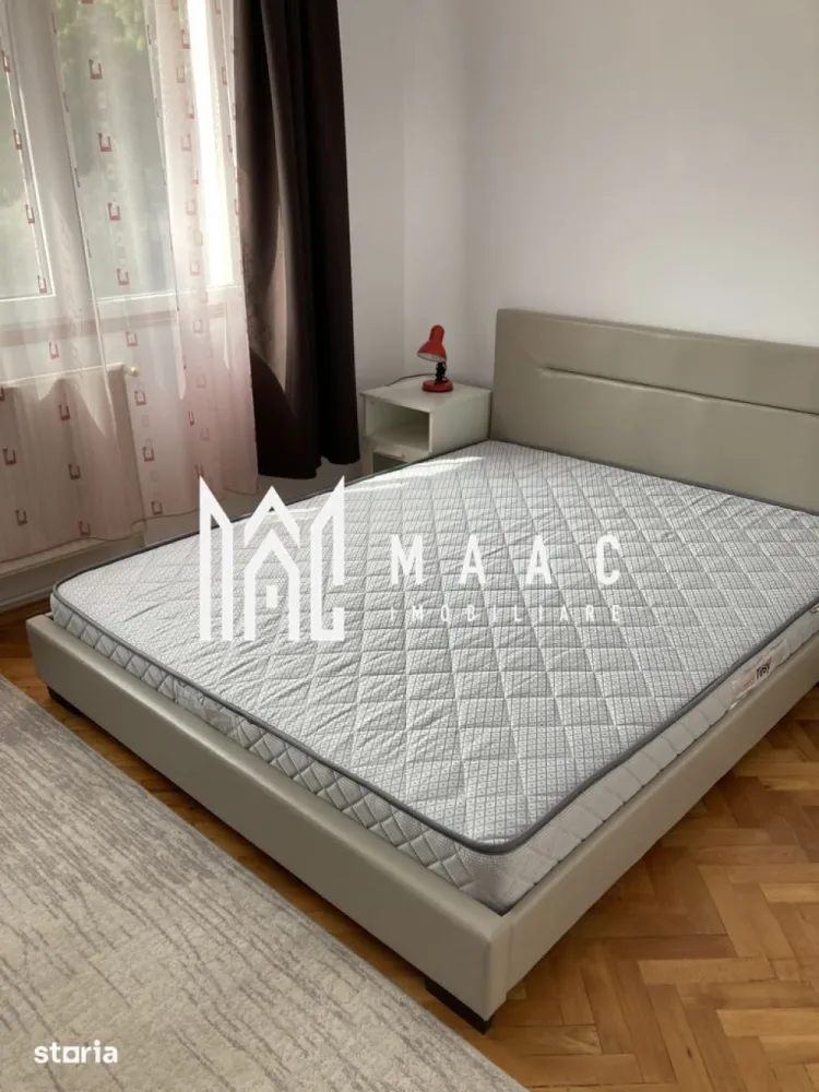 Apartament 2 camere | Etaj 3 | Balcon | Zona Rahovei - MAAC Imobiliare vă propune spre închiriere un apartament modern cu 2 camere, situat în cartierul Hipodrom I, zona Rahovei, una dintre cele mai căutate zone rezidențiale din Sibiu, datorită accesului facil către centre comerciale, școli, mijloace de transport și centrul orașului.

Detalii proprietate
Suprafață utilă: 47 mpu
Balcon: 7 mp
Etaj: 3 din 4
Compartimentare: semidecomandată
Disponibil imediat
Compartimentare
Living luminos
Dormitor
Bucătărie închisă
Baie cu cadă și geam de aerisire
Debara pentru depozitare
Balcon generos
Dotări și beneficii
Complet mobilat și utilat
Aer condiționat
Mașină de spălat rufe
Bucătărie mobilată și echipată
Baie cu ventilație naturală
Debara spațioasă
Apartament renovat recent
Prima închiriere după renovare
Avantaje locație

Aproape de magazine, supermarketuri și farmacii
Stații de autobuz în imediata apropiere
Acces rapid către școli și grădinițe
Conexiune facilă către centrul orașului
Zonă liniștită și bine dezvoltată
Condiții de închiriere
Contract minim 12 luni
Garanție: echivalentul unei chirii lunare
Nu se acceptă animale de companie
Posibilitate de prelungire a contractului