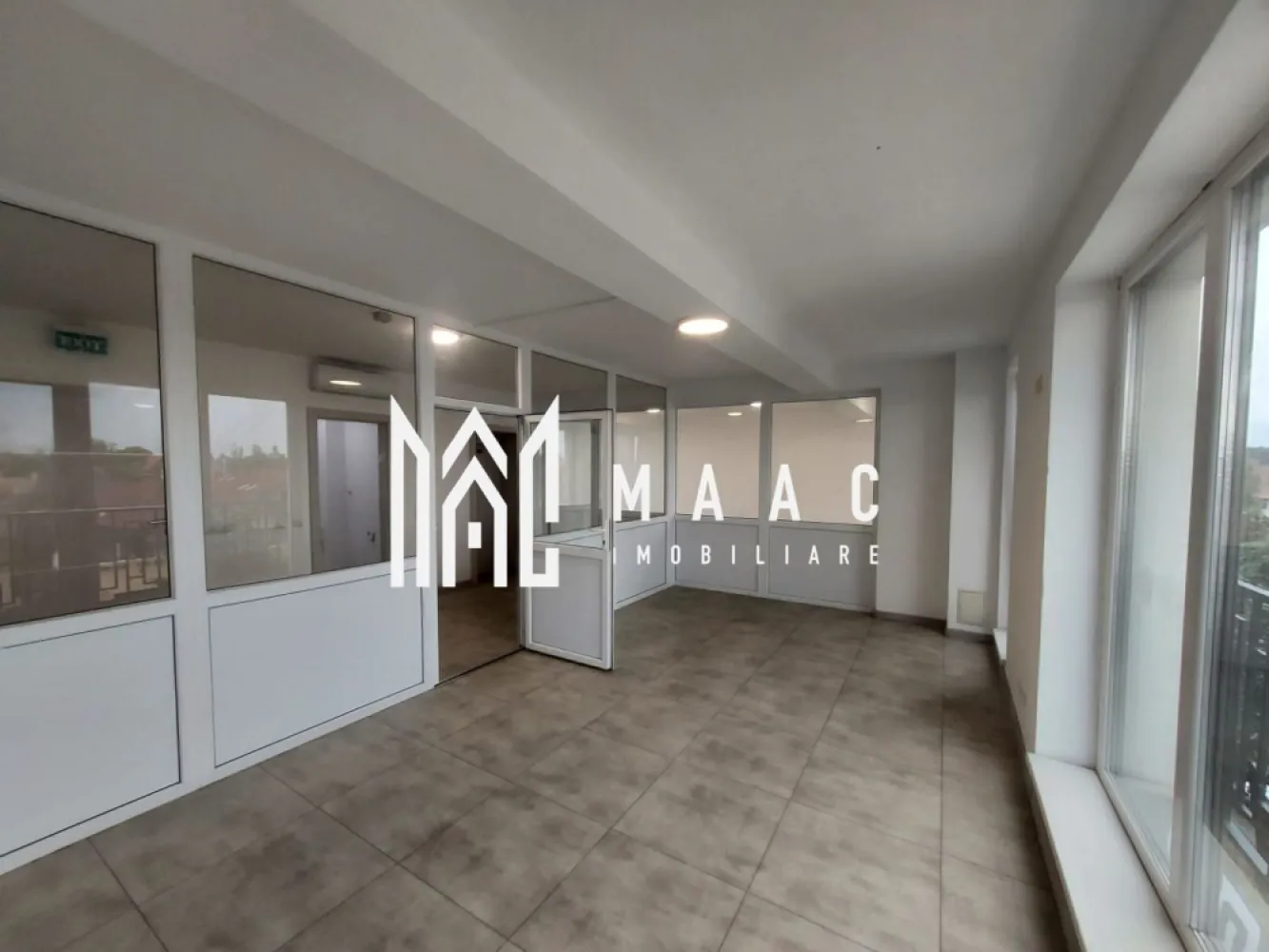 Spatiu de birouri | 125MPU | Loc de parcare | Calea Dumbravi - MAAC Imobiliare vă propune spre închiriere un spațiu de birouri, situat în zona de Calea Dumbrăvii, una dintre cele mai accesibile și bine cotate zone pentru activități de business din Sibiu.

Spațiul are o suprafață utilă de 125 mp și este compartimentat eficient, oferind un mediu de lucru practic și funcțional.

Caracteristici
Suprafață utilă: 125 mp
Compartimentare eficientă pentru activitate de birou
Grup sanitar
Spațiu potrivit pentru diverse domenii de activitate
Opțiuni suplimentare
Posibilitate de extindere prin închirierea etajelor 3 și 4, cu o suprafață totală de 375 mp
Se poate închiria și câte un nivel separat, în funcție de necesități
Avantaje
Zonă excelentă – Bulevardul Dumbrăvii
Acces facil către principalele puncte de interes ale orașului
Flexibilitate în alegerea suprafeței
Spațiu adaptabil pentru mai multe tipuri de business
De mentionat este ca saptiu se va preda nemobilat 

Preț: 800 €/lună

📞 Pentru mai multe detalii și programarea unei vizionări, vă rugăm să ne contactați menționând ID: CP3057531