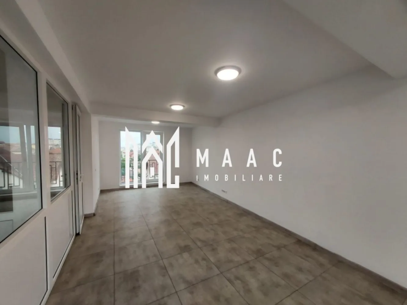 Spatiu de birouri | 125MPU | Loc de parcare | Calea Dumbravi - MAAC Imobiliare vă propune spre închiriere un spațiu de birouri, situat în zona de Calea Dumbrăvii, una dintre cele mai accesibile și bine cotate zone pentru activități de business din Sibiu.

Spațiul are o suprafață utilă de 125 mp și este compartimentat eficient, oferind un mediu de lucru practic și funcțional.

Caracteristici
Suprafață utilă: 125 mp
Compartimentare eficientă pentru activitate de birou
Grup sanitar
Spațiu potrivit pentru diverse domenii de activitate
Opțiuni suplimentare
Posibilitate de extindere prin închirierea etajelor 3 și 4, cu o suprafață totală de 375 mp
Se poate închiria și câte un nivel separat, în funcție de necesități
Avantaje
Zonă excelentă – Bulevardul Dumbrăvii
Acces facil către principalele puncte de interes ale orașului
Flexibilitate în alegerea suprafeței
Spațiu adaptabil pentru mai multe tipuri de business
De mentionat este ca saptiu se va preda nemobilat 

Preț: 800 €/lună

📞 Pentru mai multe detalii și programarea unei vizionări, vă rugăm să ne contactați menționând ID: CP3057531