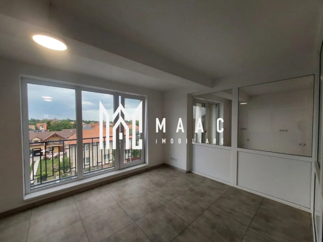 Spatiu de birouri | 125MPU | Loc de parcare | Calea Dumbravi - MAAC Imobiliare vă propune spre închiriere un spațiu de birouri, situat în zona de Calea Dumbrăvii, una dintre cele mai accesibile și bine cotate zone pentru activități de business din Sibiu.

Spațiul are o suprafață utilă de 125 mp și este compartimentat eficient, oferind un mediu de lucru practic și funcțional.

Caracteristici
Suprafață utilă: 125 mp
Compartimentare eficientă pentru activitate de birou
Grup sanitar
Spațiu potrivit pentru diverse domenii de activitate
Opțiuni suplimentare
Posibilitate de extindere prin închirierea etajelor 3 și 4, cu o suprafață totală de 375 mp
Se poate închiria și câte un nivel separat, în funcție de necesități
Avantaje
Zonă excelentă – Bulevardul Dumbrăvii
Acces facil către principalele puncte de interes ale orașului
Flexibilitate în alegerea suprafeței
Spațiu adaptabil pentru mai multe tipuri de business
De mentionat este ca saptiu se va preda nemobilat 

Preț: 800 €/lună

📞 Pentru mai multe detalii și programarea unei vizionări, vă rugăm să ne contactați menționând ID: CP3057531