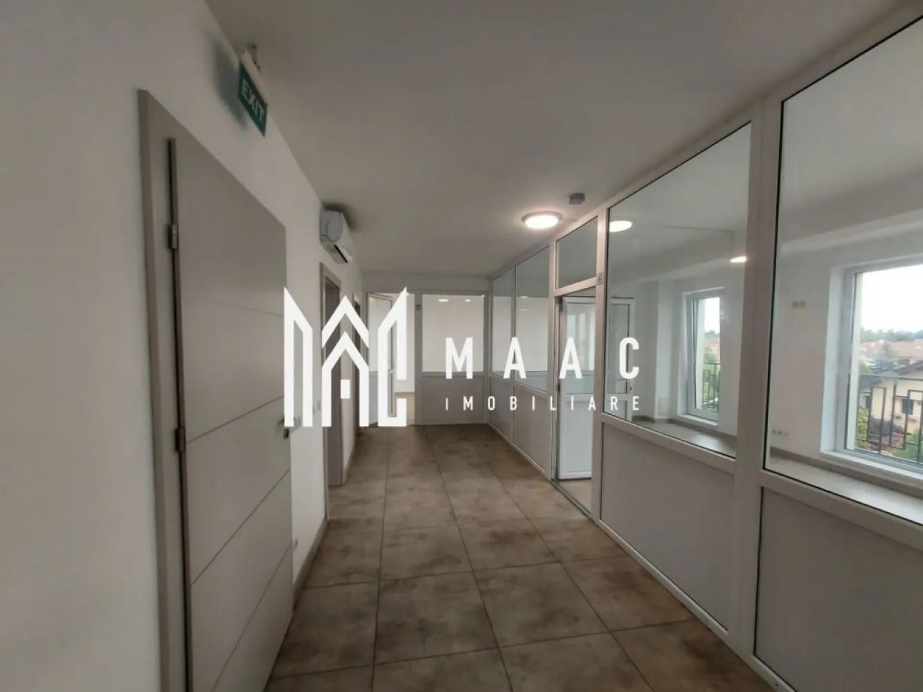 Spatiu de birouri | 125MPU | Loc de parcare | Calea Dumbravi - MAAC Imobiliare vă propune spre închiriere un spațiu de birouri, situat în zona de Calea Dumbrăvii, una dintre cele mai accesibile și bine cotate zone pentru activități de business din Sibiu.

Spațiul are o suprafață utilă de 125 mp și este compartimentat eficient, oferind un mediu de lucru practic și funcțional.

Caracteristici
Suprafață utilă: 125 mp
Compartimentare eficientă pentru activitate de birou
Grup sanitar
Spațiu potrivit pentru diverse domenii de activitate
Opțiuni suplimentare
Posibilitate de extindere prin închirierea etajelor 3 și 4, cu o suprafață totală de 375 mp
Se poate închiria și câte un nivel separat, în funcție de necesități
Avantaje
Zonă excelentă – Bulevardul Dumbrăvii
Acces facil către principalele puncte de interes ale orașului
Flexibilitate în alegerea suprafeței
Spațiu adaptabil pentru mai multe tipuri de business
De mentionat este ca saptiu se va preda nemobilat 

Preț: 800 €/lună

📞 Pentru mai multe detalii și programarea unei vizionări, vă rugăm să ne contactați menționând ID: CP3057531