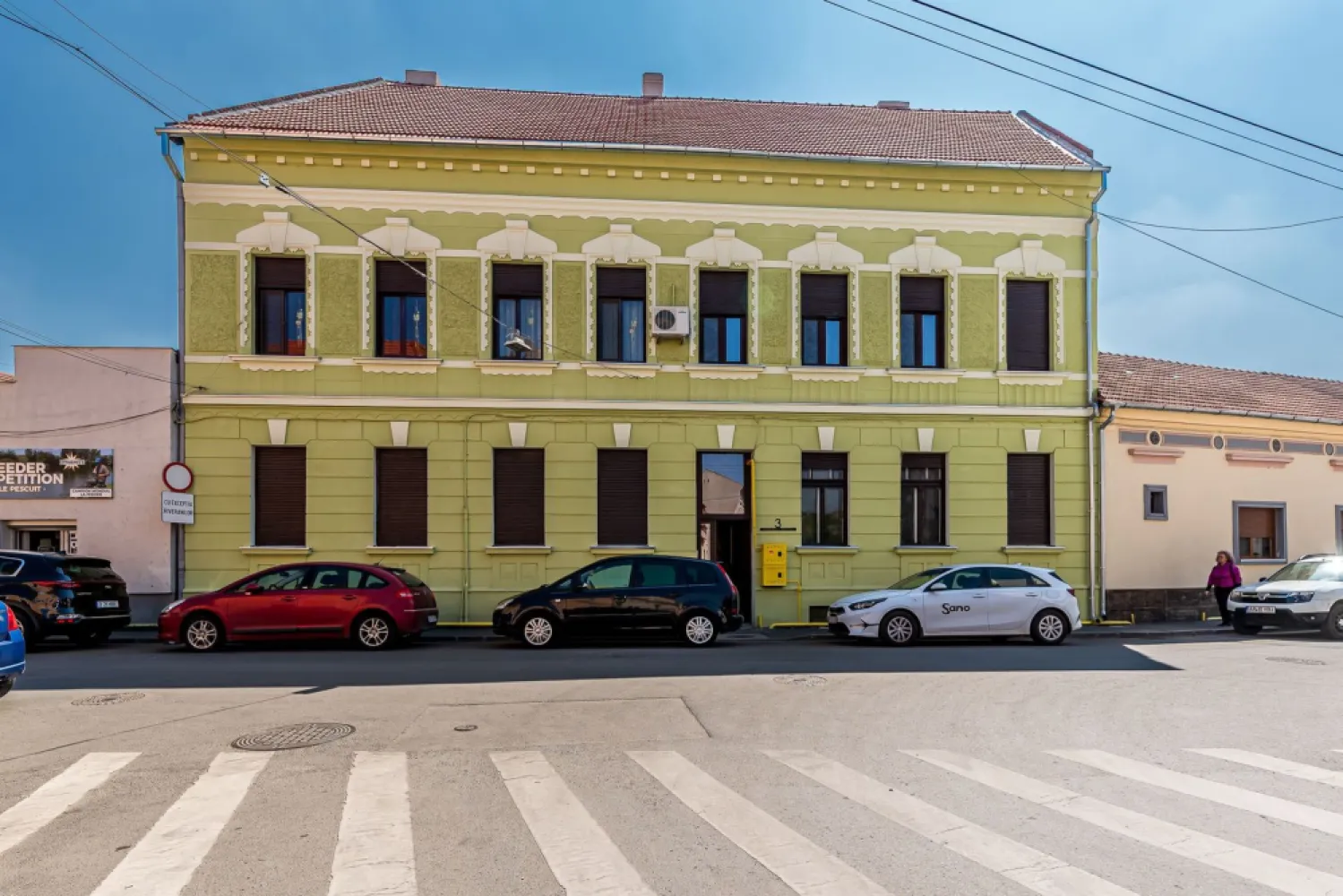 Preț repoziționat! Apartmanent central | parter | renovat - Cauți o locuință practică, renovată, într-o zonă care îți pune orașul la picioare? 

Îți prezint un apartament cu 1 cameră, situat între Piața Catedralei și Parcul Reconcilierii — una dintre cele mai bune poziționări din Arad pentru locuit sau investiție.

Cu o suprafață de 43 mp conform CF, locuința este renovată, amplasată la parter și beneficiază de centrală termică pe gaz — un detaliu care contează atunci când vrei control, eficiență și confort în fiecare sezon. În plus, curtea comună adaugă acel sentiment plăcut de spațiu și liniște, greu de găsit într-o zonă atât de bună.

Preț repoziționat: 59.500 EURO negociabil (de la 65.900 EURO)

Poate că acesta este momentul să vezi dacă locul acesta ți se potrivește. Contactează-mă pentru o vizionare gratuită. Telefon/WhatsApp: 0761 899 230

💳 Dacă ai nevoie de finanțare, îți pot obține gratuit oferte de la 16 bănci.
🏡 Ai o proprietate de vânzare în Arad? Îți ofer o evaluare gratuită, fără obligații.

🏢 Arad, Bulevardul Decebal Nr.2, Parter
