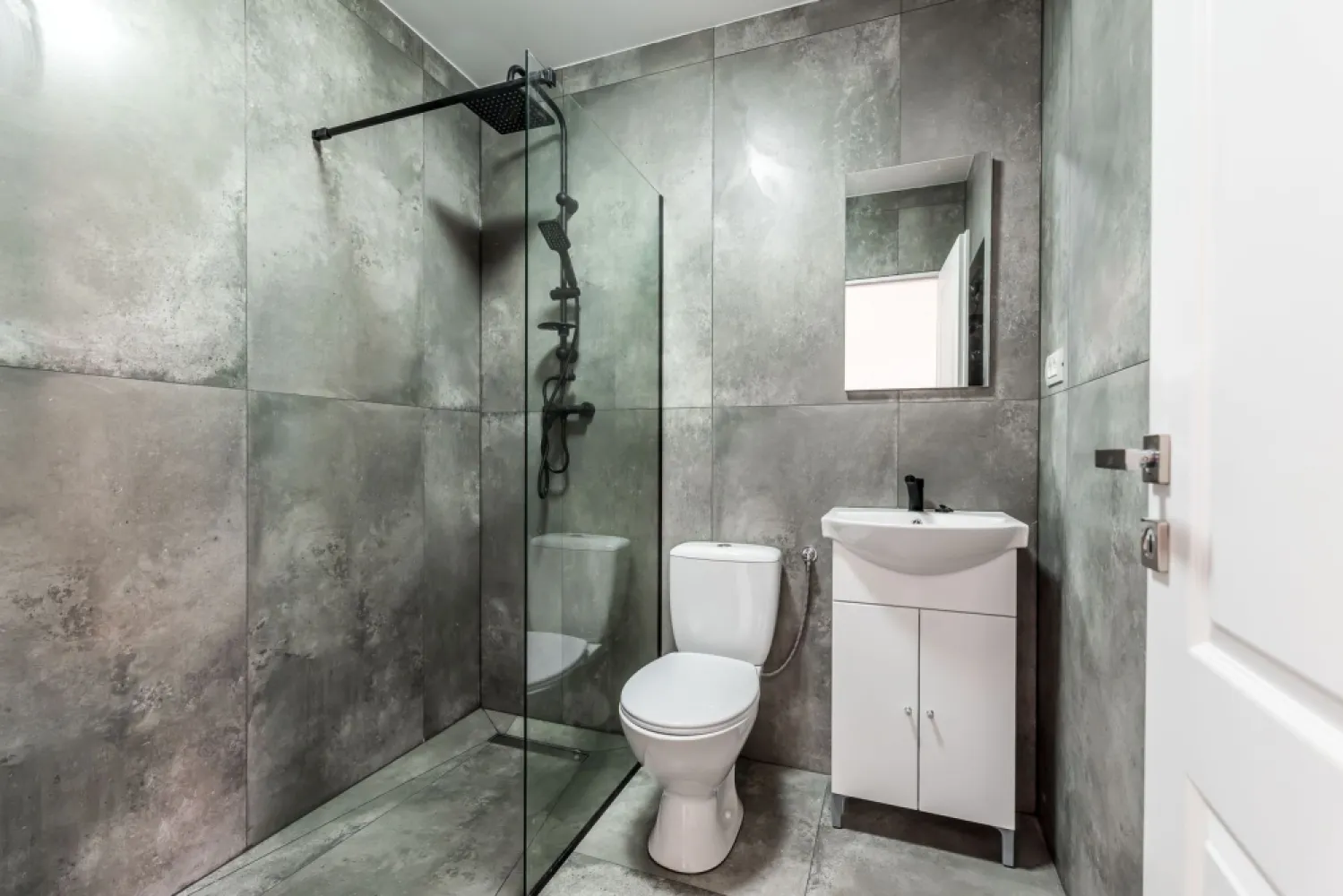Preț repoziționat! Apartmanent central | parter | renovat - Cauți o locuință practică, renovată, într-o zonă care îți pune orașul la picioare? 

Îți prezint un apartament cu 1 cameră, situat între Piața Catedralei și Parcul Reconcilierii — una dintre cele mai bune poziționări din Arad pentru locuit sau investiție.

Cu o suprafață de 43 mp conform CF, locuința este renovată, amplasată la parter și beneficiază de centrală termică pe gaz — un detaliu care contează atunci când vrei control, eficiență și confort în fiecare sezon. În plus, curtea comună adaugă acel sentiment plăcut de spațiu și liniște, greu de găsit într-o zonă atât de bună.

Preț repoziționat: 59.500 EURO negociabil (de la 65.900 EURO)

Poate că acesta este momentul să vezi dacă locul acesta ți se potrivește. Contactează-mă pentru o vizionare gratuită. Telefon/WhatsApp: 0761 899 230

💳 Dacă ai nevoie de finanțare, îți pot obține gratuit oferte de la 16 bănci.
🏡 Ai o proprietate de vânzare în Arad? Îți ofer o evaluare gratuită, fără obligații.

🏢 Arad, Bulevardul Decebal Nr.2, Parter
