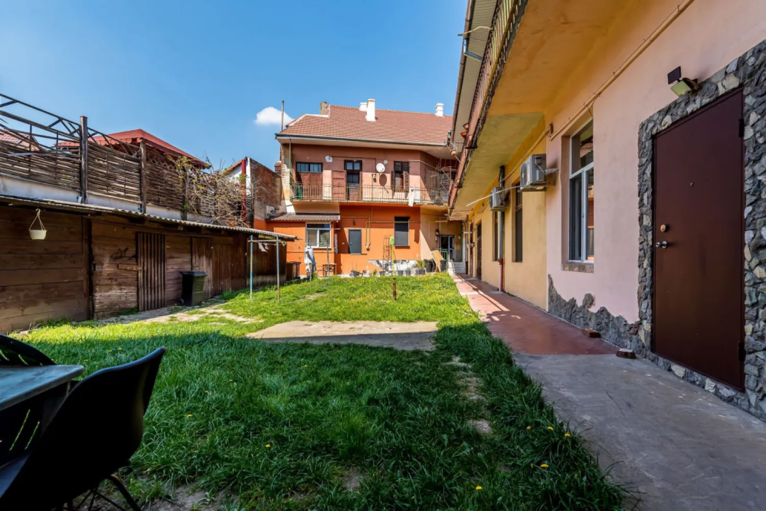 Preț repoziționat! Apartmanent central | parter | renovat - Cauți o locuință practică, renovată, într-o zonă care îți pune orașul la picioare? 

Îți prezint un apartament cu 1 cameră, situat între Piața Catedralei și Parcul Reconcilierii — una dintre cele mai bune poziționări din Arad pentru locuit sau investiție.

Cu o suprafață de 43 mp conform CF, locuința este renovată, amplasată la parter și beneficiază de centrală termică pe gaz — un detaliu care contează atunci când vrei control, eficiență și confort în fiecare sezon. În plus, curtea comună adaugă acel sentiment plăcut de spațiu și liniște, greu de găsit într-o zonă atât de bună.

Preț repoziționat: 59.500 EURO negociabil (de la 65.900 EURO)

Poate că acesta este momentul să vezi dacă locul acesta ți se potrivește. Contactează-mă pentru o vizionare gratuită. Telefon/WhatsApp: 0761 899 230

💳 Dacă ai nevoie de finanțare, îți pot obține gratuit oferte de la 16 bănci.
🏡 Ai o proprietate de vânzare în Arad? Îți ofer o evaluare gratuită, fără obligații.

🏢 Arad, Bulevardul Decebal Nr.2, Parter