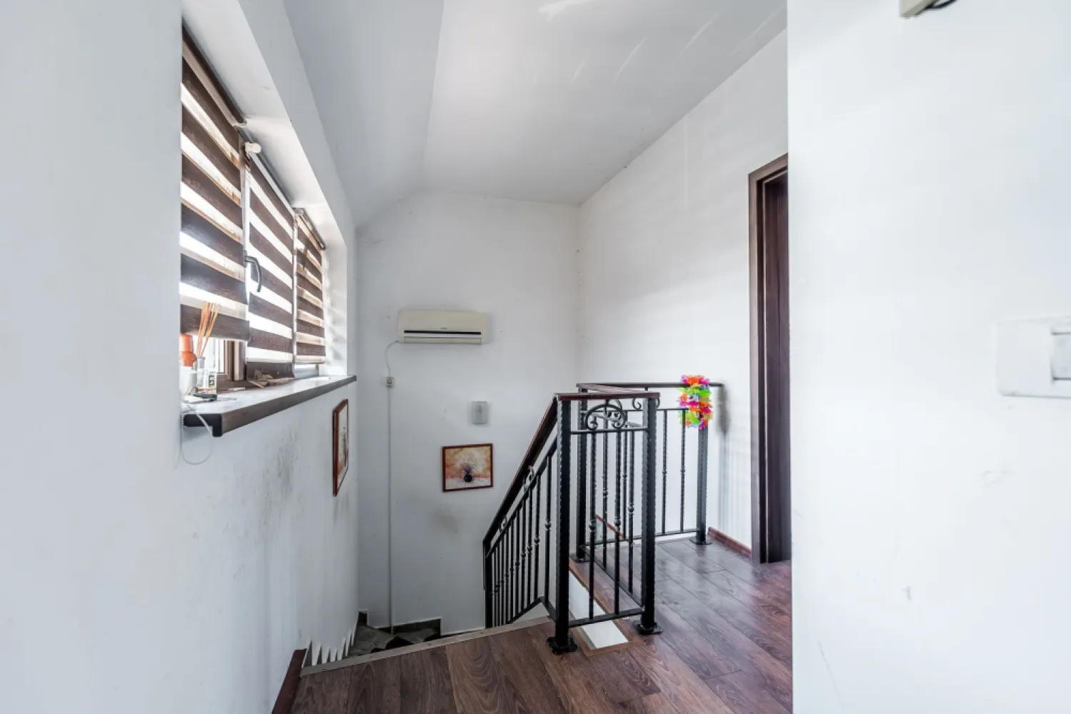 Casa 96mp utili Via Carmina-zona linistita - Casă in Via Carmina,96mp utili si 349 mpcurte,3 camere-spațioasă, luminoasă si bine poziționată ,ideală pentru o familie care caută confort ,si o curte proprie generoasă într-o zona liniștită.