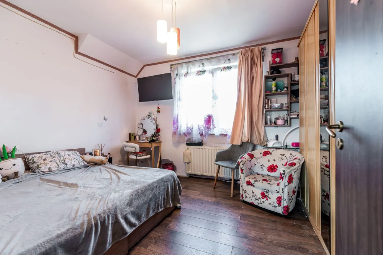Casa 96mp utili Via Carmina-zona linistita - Casă in Via Carmina,96mp utili si 349 mpcurte,3 camere-spațioasă, luminoasă si bine poziționată ,ideală pentru o familie care caută confort ,si o curte proprie generoasă într-o zona liniștită.