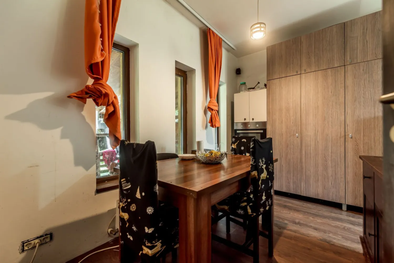 Casa 96mp utili Via Carmina-zona linistita - Casă in Via Carmina,96mp utili si 349 mpcurte,3 camere-spațioasă, luminoasă si bine poziționată ,ideală pentru o familie care caută confort ,si o curte proprie generoasă într-o zona liniștită.
