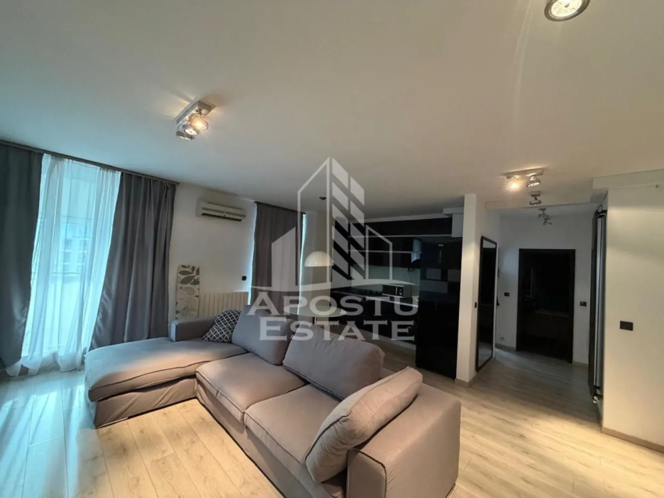 Apartament 2 camere de inchiriat , Zona Aradului,Timisoara - Agentia imobiliara APOSTU ESTATE va propune spre inchiriere un apartament cu 2 camere, spatios si luminos, situat in zona Aradului , o zona linistita si bine pozitionata din Timisoara, potrivit pentru cupluri,familii, sau studenti care isi doresc o locuinta unde sa se simta confortabil si cu acces facil catre scoli, statii de autobuz, supermarketuri , magazine de zona, parcuri.

Suprafata utila: 56 mp
Compartimentare eficienta:
-Hol de acces generos
-Bucatarie complet mobilata si utilata, cu loc de luat masa
-Living luminos si spatios
-Dormitor mobilat si utilat
-Baie prevazuta cu cada

Confort si facilitati:
-Incalzirea apartamentului: centrala proprie 
-Apartamentul este complet mobilat si utilat
-Se accepta animale de companie de catre proprietar

Localizare:
-Timis,Timisoara, zona Aradului – acces facil spre magazine, supermarketul Auchan , scoli, facultatea de medicina , parcuri si mijloace de transport in comun.

Ideal pentru:
-Familii
-Cupluri
-Studenti

Pret chirie lunara: 500 euro 
Programeaza o vizionare pentru a-ti putea imagina viitorul aici!
ID intern: CP3181106