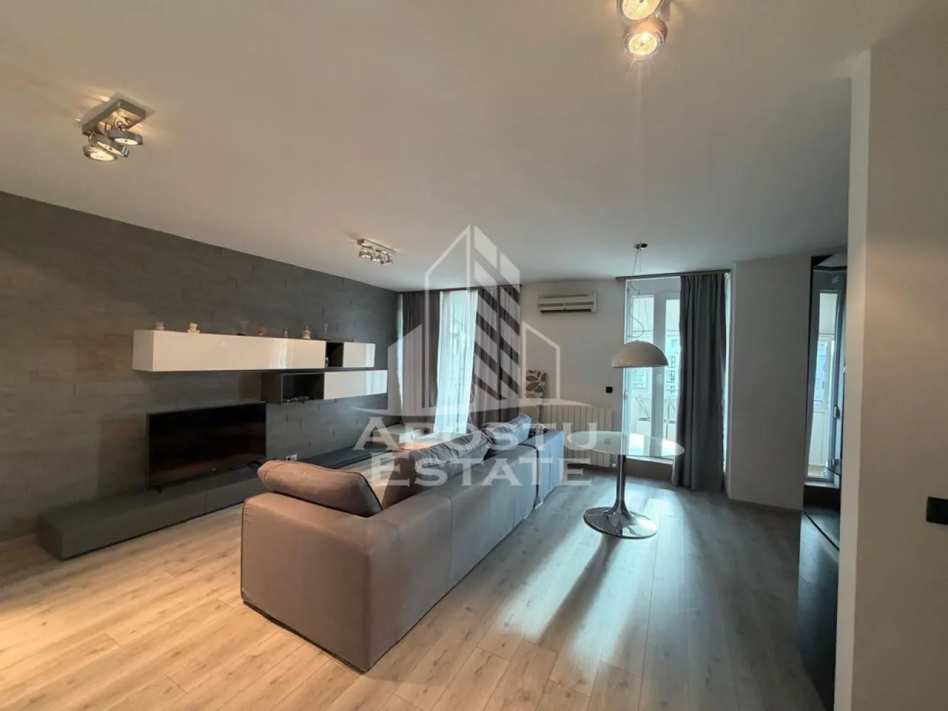Apartament 2 camere de inchiriat , Zona Aradului,Timisoara - Agentia imobiliara APOSTU ESTATE va propune spre inchiriere un apartament cu 2 camere, spatios si luminos, situat in zona Aradului , o zona linistita si bine pozitionata din Timisoara, potrivit pentru cupluri,familii, sau studenti care isi doresc o locuinta unde sa se simta confortabil si cu acces facil catre scoli, statii de autobuz, supermarketuri , magazine de zona, parcuri.

Suprafata utila: 56 mp
Compartimentare eficienta:
-Hol de acces generos
-Bucatarie complet mobilata si utilata, cu loc de luat masa
-Living luminos si spatios
-Dormitor mobilat si utilat
-Baie prevazuta cu cada

Confort si facilitati:
-Incalzirea apartamentului: centrala proprie 
-Apartamentul este complet mobilat si utilat
-Se accepta animale de companie de catre proprietar

Localizare:
-Timis,Timisoara, zona Aradului – acces facil spre magazine, supermarketul Auchan , scoli, facultatea de medicina , parcuri si mijloace de transport in comun.

Ideal pentru:
-Familii
-Cupluri
-Studenti

Pret chirie lunara: 500 euro 
Programeaza o vizionare pentru a-ti putea imagina viitorul aici!
ID intern: CP3181106