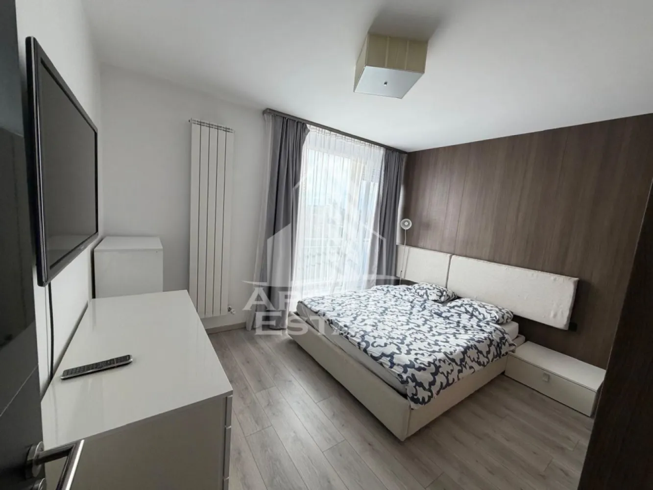 Apartament 2 camere de inchiriat , Zona Aradului,Timisoara - Agentia imobiliara APOSTU ESTATE va propune spre inchiriere un apartament cu 2 camere, spatios si luminos, situat in zona Aradului , o zona linistita si bine pozitionata din Timisoara, potrivit pentru cupluri,familii, sau studenti care isi doresc o locuinta unde sa se simta confortabil si cu acces facil catre scoli, statii de autobuz, supermarketuri , magazine de zona, parcuri.

Suprafata utila: 56 mp
Compartimentare eficienta:
-Hol de acces generos
-Bucatarie complet mobilata si utilata, cu loc de luat masa
-Living luminos si spatios
-Dormitor mobilat si utilat
-Baie prevazuta cu cada

Confort si facilitati:
-Incalzirea apartamentului: centrala proprie 
-Apartamentul este complet mobilat si utilat
-Se accepta animale de companie de catre proprietar

Localizare:
-Timis,Timisoara, zona Aradului – acces facil spre magazine, supermarketul Auchan , scoli, facultatea de medicina , parcuri si mijloace de transport in comun.

Ideal pentru:
-Familii
-Cupluri
-Studenti

Pret chirie lunara: 500 euro 
Programeaza o vizionare pentru a-ti putea imagina viitorul aici!
ID intern: CP3181106