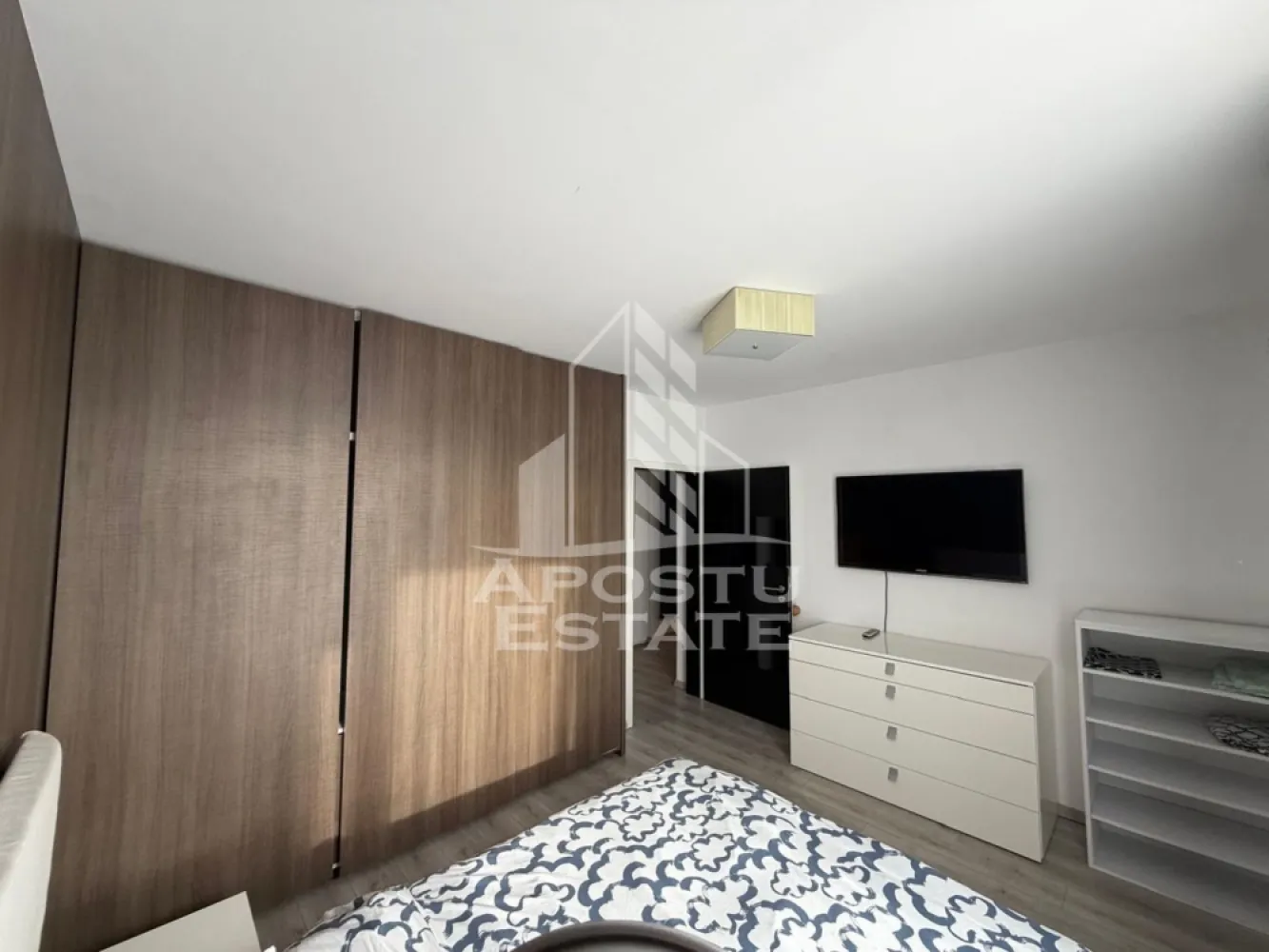 Apartament 2 camere de inchiriat , Zona Aradului,Timisoara - Agentia imobiliara APOSTU ESTATE va propune spre inchiriere un apartament cu 2 camere, spatios si luminos, situat in zona Aradului , o zona linistita si bine pozitionata din Timisoara, potrivit pentru cupluri,familii, sau studenti care isi doresc o locuinta unde sa se simta confortabil si cu acces facil catre scoli, statii de autobuz, supermarketuri , magazine de zona, parcuri.

Suprafata utila: 56 mp
Compartimentare eficienta:
-Hol de acces generos
-Bucatarie complet mobilata si utilata, cu loc de luat masa
-Living luminos si spatios
-Dormitor mobilat si utilat
-Baie prevazuta cu cada

Confort si facilitati:
-Incalzirea apartamentului: centrala proprie 
-Apartamentul este complet mobilat si utilat
-Se accepta animale de companie de catre proprietar

Localizare:
-Timis,Timisoara, zona Aradului – acces facil spre magazine, supermarketul Auchan , scoli, facultatea de medicina , parcuri si mijloace de transport in comun.

Ideal pentru:
-Familii
-Cupluri
-Studenti

Pret chirie lunara: 500 euro 
Programeaza o vizionare pentru a-ti putea imagina viitorul aici!
ID intern: CP3181106