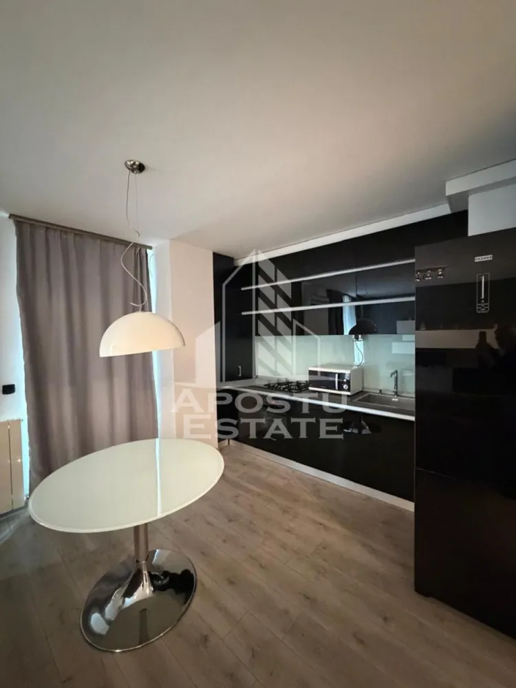Apartament 2 camere de inchiriat , Zona Aradului,Timisoara - Agentia imobiliara APOSTU ESTATE va propune spre inchiriere un apartament cu 2 camere, spatios si luminos, situat in zona Aradului , o zona linistita si bine pozitionata din Timisoara, potrivit pentru cupluri,familii, sau studenti care isi doresc o locuinta unde sa se simta confortabil si cu acces facil catre scoli, statii de autobuz, supermarketuri , magazine de zona, parcuri.

Suprafata utila: 56 mp
Compartimentare eficienta:
-Hol de acces generos
-Bucatarie complet mobilata si utilata, cu loc de luat masa
-Living luminos si spatios
-Dormitor mobilat si utilat
-Baie prevazuta cu cada

Confort si facilitati:
-Incalzirea apartamentului: centrala proprie 
-Apartamentul este complet mobilat si utilat
-Se accepta animale de companie de catre proprietar

Localizare:
-Timis,Timisoara, zona Aradului – acces facil spre magazine, supermarketul Auchan , scoli, facultatea de medicina , parcuri si mijloace de transport in comun.

Ideal pentru:
-Familii
-Cupluri
-Studenti

Pret chirie lunara: 500 euro 
Programeaza o vizionare pentru a-ti putea imagina viitorul aici!
ID intern: CP3181106