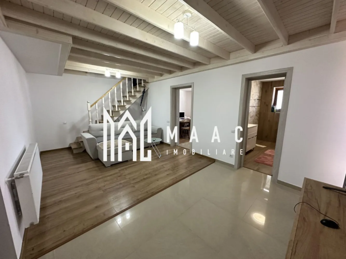 Apartament 2 camere | Etaj 2 | Terasa | Zona Calea Cisnadiei - MAAC Imobiliare ofera spre inchiriere apartament de 2 camere, la casa nou construita, complet mobilat si renovat, in zona Calea Cisnadiei - Arhitectilor.

Locuinta semidecomandata se afla la etajul 2, are suprafata utila de 80mp si este alcatuit din living cu colat extensibil si Smart TV, bucatarie inchisa cu toate facilitatile, dormitor cu 2 paturi duble, 2 bai moderne si terasa generoasa de 7mp. Este loc de parcare propriu. Zona si vecinatati linistite.

Acesta este unul luminos si bine izolat termic, temperatura pastrandu-se foarte bine, ceea ce constituie un avantaj si pe timp de iarna, dar si vara.

Amplasamentul casei este unul avantajos, la 10 minute de mers cu masina de centru/Mall la 5 minute de mers pe jos de magazine, farmacii.

Pentru mai multe detalii precizati telefonic ca ati vazut anuntul cu ID: CP2110935