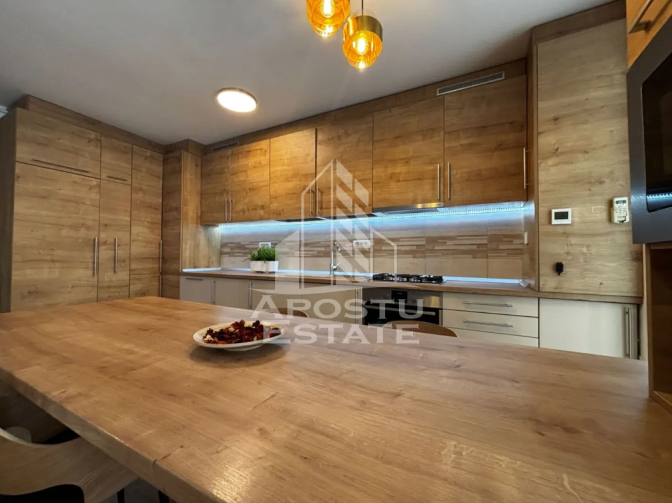 Apartament cu 3 camere de inchiriat, Timisoara, City of Mara - Agentia imobiliara APOSTU ESTATE va propune spre inchiriere un apartament cu 3 camere, doua bai, spatios si luminos, situat in zona Circumvalatiuni, apartamentul este situat in complexul rezidential City of Mara, o zona linistita si bine pozitionata din Timisoara, potrivit pentru cupluri si familii care isi doresc o locuinta unde sa se simta confortabil si cu acces facil catre scoli, statii de autobuz, supermarketuri , magazine de zona, parcuri.

Suprafata utila: 63 mpu + 2 terase
Compartimentare eficienta:
-Hol de acces generos
-Bucatarie complet mobilata si utilata, cu loc de luat masa
-Living luminos si spatios
-Doua dorimitoare mobilate
-Doua bai

Confort si facilitati:
-Incalzirea apartamentului: centrala proprie 
-Apartamentul este complet mobilat si utilat
-Nu se accepta animale de companie de catre proprietar

Localizare:
-Timis,Timisoara, zona Circumvalatiunii (City of Mara) – acces facil spre magazine, supermarketul Lidl, scoli, parcuri si mijloace de transport in comun.

Ideal pentru:
-Familii
-Cupluri

Disponibilitate: imediata
Pret chirie lunara: 730 Euro ( usor negociabil)
Programeaza o vizionare pentru a-ti putea imagina viitorul aici!
ID intern: CP3182118