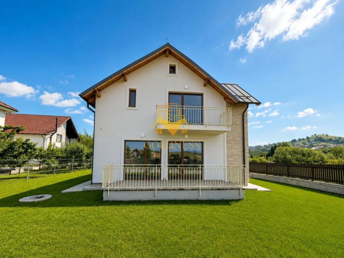 Casa individuala, Premium, Curte 500Mp, 4 Camere, Salicea, Sun tropez - GOLDNESS Imobiliare vă propune spre închiriere o casă individuală premium, situată în localitatea Sălicea, una dintre cele mai apreciate zone rezidențiale din apropierea Clujului, ideală pentru familii sau persoane care își doresc liniște, spațiu generos și acces rapid către oraș.

Imobilul impresionează prin suprafețele generoase, compartimentarea practică, curtea proprie amenajată și priveliștea deosebită asupra împrejurimilor, oferind un echilibru perfect între confortul urban și intimitatea unei locuințe situate într-o zonă verde și aerisită.

Casa se închiriază pe o perioadă minimă de 12 luni.

Un avantaj important îl reprezintă faptul că proprietatea se poate mobila și utila în funcție de nevoile chiriașului, proprietarul fiind deschis la personalizarea amenajării în funcție de cerințele viitorilor locatari.

Compartimentare

Parter:

Living generos, cu acces direct către terasa exterioară și curtea proprie;
Bucătărie separată;
Baie cu dus walk-in
Cameră tehnică;
Garaj;
Terasă spațioasă;
Curte privată amenajată.

Accesul către terasa și grădina din spate se realizează direct din living, iar accesul către garaj și curtea principală se face din zona intrării în proprietate.

Etaj:

Dormitor matrimonial cu acces pe terasa comună;
Dormitor matrimonial cu acces pe terasa comună;
Baie deservind cele două dormitoare;
Dormitor matrimonial matrimonial de dimensiuni generoase, prevăzut cu:
baie proprie;
dressing separat;
acces direct pe balcon.
Dotări și beneficii
Sistem modern de încălzire prin pompă de căldură, cu costuri reduse de exploatare;
Izolație termică eficientă;
Curte proprie generoasă;
Garaj;
Terasă și balcon;
Zonă liniștită, cu trafic redus;
Priveliște panoramică asupra zonei;
Finisaje moderne și spații luminoase;
Contract pe termen lung (minimum 1 an).
Informații tehnice

Proprietatea este echipată cu un sistem propriu de tratare a apelor uzate prin microstație de epurare, o soluție modernă și eficientă pentru gestionarea canalizării.

Puncte de interes și accesibilitate
Vivo! Cluj-Napoca
Cu mașina: aproximativ 10-13 minute
Cu transportul în comun: aproximativ 30-40 minute
Distanță: aproximativ 8 km
Spitalul Clinic de Recuperare Cluj-Napoca
Cu mașina: aproximativ 15 minute
Cu transportul în comun: aproximativ 40-50 minute
Distanță: aproximativ 12 km
Centrul Clujului – Piața Unirii
Cu mașina: aproximativ 18-20 minute
Cu transportul în comun: aproximativ 50-50 minute
Distanță: aproximativ 13 km

Această proprietate reprezintă alegerea ideală pentru cei care își doresc confortul unei case moderne, eficiență energetică ridicată, spații generoase și acces rapid către principalele puncte de interes ale municipiului Cluj-Napoca, beneficiind în același timp de liniștea și aerul curat oferite de zona rezidențială Sălicea.

Pentru informații suplimentare sau programarea unei vizionări, echipa GOLDNESS Imobiliare vă stă la dispoziție.

Pentru intermediere se percepe un comision de 75% din valoarea unei chirii.
