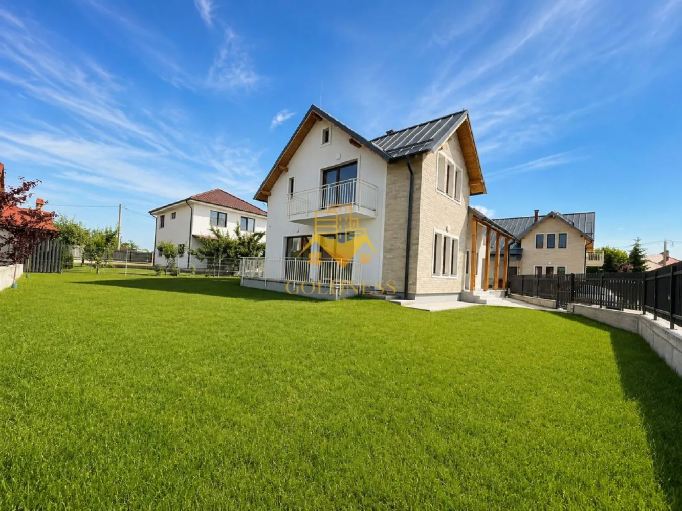 Casa individuala, Premium, Curte 500Mp, 4 Camere, Salicea, Sun tropez - GOLDNESS Imobiliare vă propune spre închiriere o casă individuală premium, situată în localitatea Sălicea, una dintre cele mai apreciate zone rezidențiale din apropierea Clujului, ideală pentru familii sau persoane care își doresc liniște, spațiu generos și acces rapid către oraș.

Imobilul impresionează prin suprafețele generoase, compartimentarea practică, curtea proprie amenajată și priveliștea deosebită asupra împrejurimilor, oferind un echilibru perfect între confortul urban și intimitatea unei locuințe situate într-o zonă verde și aerisită.

Casa se închiriază pe o perioadă minimă de 12 luni.

Un avantaj important îl reprezintă faptul că proprietatea se poate mobila și utila în funcție de nevoile chiriașului, proprietarul fiind deschis la personalizarea amenajării în funcție de cerințele viitorilor locatari.

Compartimentare

Parter:

Living generos, cu acces direct către terasa exterioară și curtea proprie;
Bucătărie separată;
Baie cu dus walk-in
Cameră tehnică;
Garaj;
Terasă spațioasă;
Curte privată amenajată.

Accesul către terasa și grădina din spate se realizează direct din living, iar accesul către garaj și curtea principală se face din zona intrării în proprietate.

Etaj:

Dormitor matrimonial cu acces pe terasa comună;
Dormitor matrimonial cu acces pe terasa comună;
Baie deservind cele două dormitoare;
Dormitor matrimonial matrimonial de dimensiuni generoase, prevăzut cu:
baie proprie;
dressing separat;
acces direct pe balcon.
Dotări și beneficii
Sistem modern de încălzire prin pompă de căldură, cu costuri reduse de exploatare;
Izolație termică eficientă;
Curte proprie generoasă;
Garaj;
Terasă și balcon;
Zonă liniștită, cu trafic redus;
Priveliște panoramică asupra zonei;
Finisaje moderne și spații luminoase;
Contract pe termen lung (minimum 1 an).
Informații tehnice

Proprietatea este echipată cu un sistem propriu de tratare a apelor uzate prin microstație de epurare, o soluție modernă și eficientă pentru gestionarea canalizării.

Puncte de interes și accesibilitate
Vivo! Cluj-Napoca
Cu mașina: aproximativ 10-13 minute
Cu transportul în comun: aproximativ 30-40 minute
Distanță: aproximativ 8 km
Spitalul Clinic de Recuperare Cluj-Napoca
Cu mașina: aproximativ 15 minute
Cu transportul în comun: aproximativ 40-50 minute
Distanță: aproximativ 12 km
Centrul Clujului – Piața Unirii
Cu mașina: aproximativ 18-20 minute
Cu transportul în comun: aproximativ 50-50 minute
Distanță: aproximativ 13 km

Această proprietate reprezintă alegerea ideală pentru cei care își doresc confortul unei case moderne, eficiență energetică ridicată, spații generoase și acces rapid către principalele puncte de interes ale municipiului Cluj-Napoca, beneficiind în același timp de liniștea și aerul curat oferite de zona rezidențială Sălicea.

Pentru informații suplimentare sau programarea unei vizionări, echipa GOLDNESS Imobiliare vă stă la dispoziție.

Pentru intermediere se percepe un comision de 75% din valoarea unei chirii.