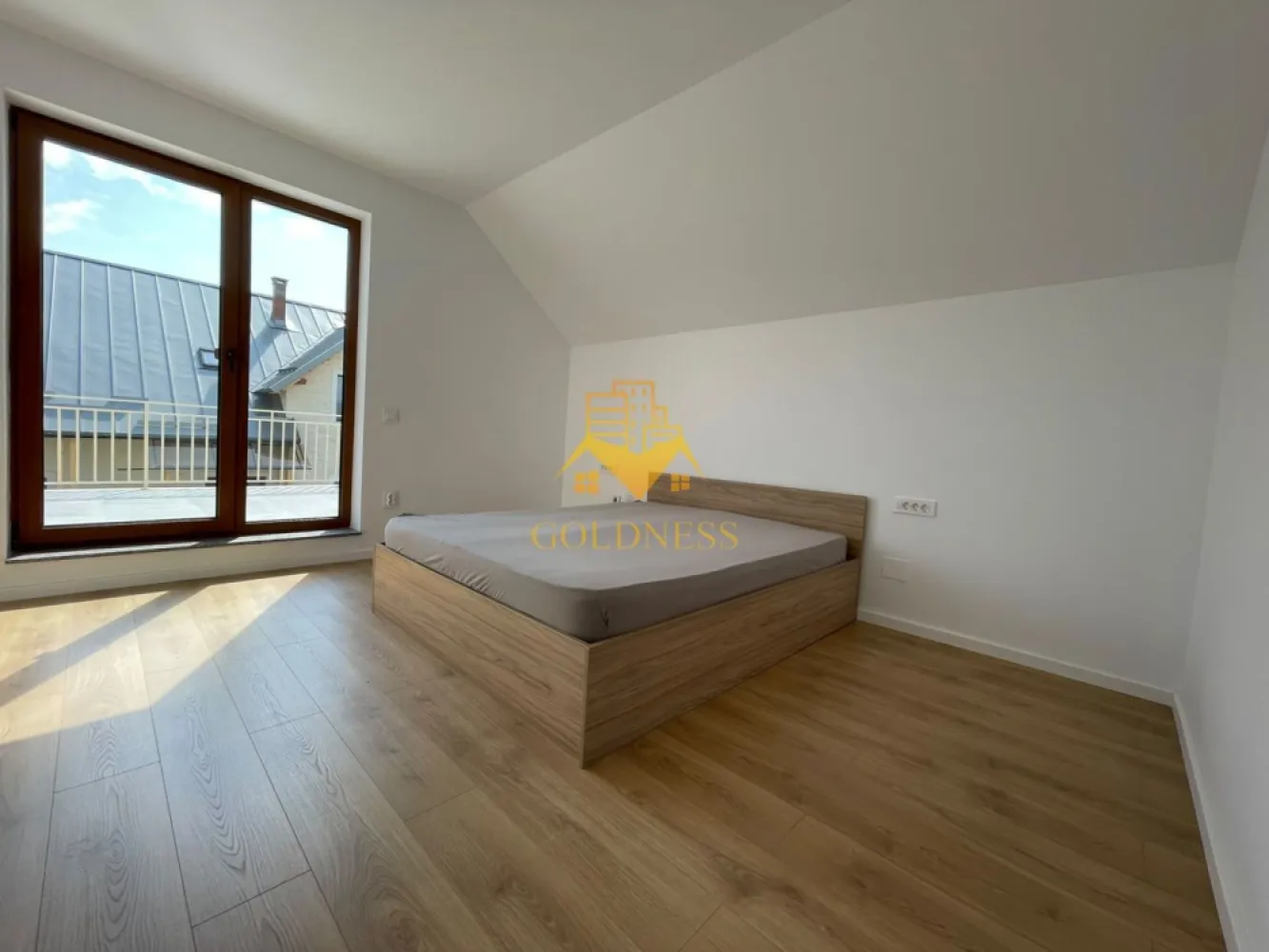 Casa individuala, Premium, Curte 500Mp, 4 Camere, Salicea, Sun tropez - GOLDNESS Imobiliare vă propune spre închiriere o casă individuală premium, situată în localitatea Sălicea, una dintre cele mai apreciate zone rezidențiale din apropierea Clujului, ideală pentru familii sau persoane care își doresc liniște, spațiu generos și acces rapid către oraș.

Imobilul impresionează prin suprafețele generoase, compartimentarea practică, curtea proprie amenajată și priveliștea deosebită asupra împrejurimilor, oferind un echilibru perfect între confortul urban și intimitatea unei locuințe situate într-o zonă verde și aerisită.

Casa se închiriază pe o perioadă minimă de 12 luni.

Un avantaj important îl reprezintă faptul că proprietatea se poate mobila și utila în funcție de nevoile chiriașului, proprietarul fiind deschis la personalizarea amenajării în funcție de cerințele viitorilor locatari.

Compartimentare

Parter:

Living generos, cu acces direct către terasa exterioară și curtea proprie;
Bucătărie separată;
Baie cu dus walk-in
Cameră tehnică;
Garaj;
Terasă spațioasă;
Curte privată amenajată.

Accesul către terasa și grădina din spate se realizează direct din living, iar accesul către garaj și curtea principală se face din zona intrării în proprietate.

Etaj:

Dormitor matrimonial cu acces pe terasa comună;
Dormitor matrimonial cu acces pe terasa comună;
Baie deservind cele două dormitoare;
Dormitor matrimonial matrimonial de dimensiuni generoase, prevăzut cu:
baie proprie;
dressing separat;
acces direct pe balcon.
Dotări și beneficii
Sistem modern de încălzire prin pompă de căldură, cu costuri reduse de exploatare;
Izolație termică eficientă;
Curte proprie generoasă;
Garaj;
Terasă și balcon;
Zonă liniștită, cu trafic redus;
Priveliște panoramică asupra zonei;
Finisaje moderne și spații luminoase;
Contract pe termen lung (minimum 1 an).
Informații tehnice

Proprietatea este echipată cu un sistem propriu de tratare a apelor uzate prin microstație de epurare, o soluție modernă și eficientă pentru gestionarea canalizării.

Puncte de interes și accesibilitate
Vivo! Cluj-Napoca
Cu mașina: aproximativ 10-13 minute
Cu transportul în comun: aproximativ 30-40 minute
Distanță: aproximativ 8 km
Spitalul Clinic de Recuperare Cluj-Napoca
Cu mașina: aproximativ 15 minute
Cu transportul în comun: aproximativ 40-50 minute
Distanță: aproximativ 12 km
Centrul Clujului – Piața Unirii
Cu mașina: aproximativ 18-20 minute
Cu transportul în comun: aproximativ 50-50 minute
Distanță: aproximativ 13 km

Această proprietate reprezintă alegerea ideală pentru cei care își doresc confortul unei case moderne, eficiență energetică ridicată, spații generoase și acces rapid către principalele puncte de interes ale municipiului Cluj-Napoca, beneficiind în același timp de liniștea și aerul curat oferite de zona rezidențială Sălicea.

Pentru informații suplimentare sau programarea unei vizionări, echipa GOLDNESS Imobiliare vă stă la dispoziție.

Pentru intermediere se percepe un comision de 75% din valoarea unei chirii.