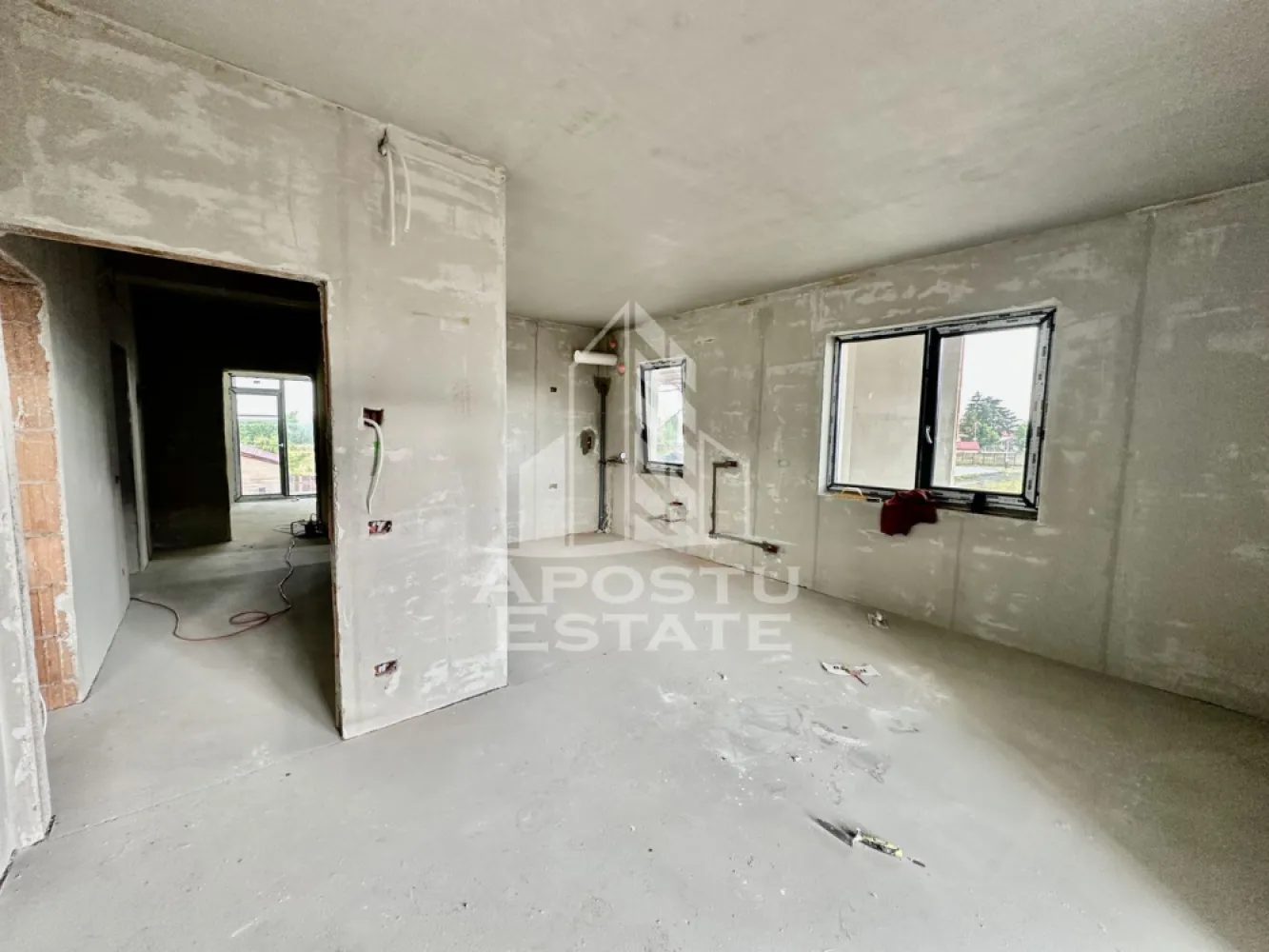 Apartament cu 3 camere, semidecomandat, etaj 1, zona Lidl din Giroc - APOSTU ESTATE va ofera spre vanzare un apartament cu 3 camere, semidecomandat, situat la etaj intermediar, in zona Lidl din Giroc.
Suprafata utila a apartamentului este de 68 mp + 2 balcoane de 12 mp fiecare.
Confortul termic se realizeaza cu ajutorul centralei proprii pe gaz cu incalzire in pardoseala.
Dispune de 1 loc de parcare.
Regimul de inaltime al blocului este P+2+M.
Blocul este realizat din caramida Porotherm de 30 de cm pe exterior si 25 de cm cu vata bazaltica in interior, intre apartamente.
Geamurile sunt tripan Rehau, iar usile de la Porta Doors.
Blocul dispune de camere de supraveghere.
Blocul este in constructie si are termen de predare, sfarsitul anului.

Compartimentare:
- hol acces
- living open space
- bucatarie
- 2 dormitoare
- baie
- 2 balcoane

Pretul este 114.000€ negociabil pentru apartamentele de la etajul 1
112.000 euro negociabil pentru apartamentele de la etajul 2
110.000 euro negociabil pentru apartamentele de la etajul 3.
Va asteptam cu drag la o vizionare!
CP 2312054