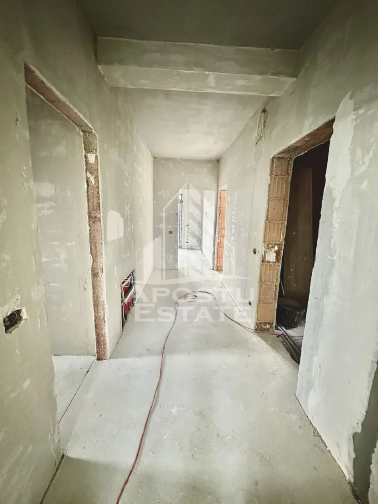 Apartament cu 3 camere, semidecomandat, etaj 1, zona Lidl din Giroc - APOSTU ESTATE va ofera spre vanzare un apartament cu 3 camere, semidecomandat, situat la etaj intermediar, in zona Lidl din Giroc.
Suprafata utila a apartamentului este de 68 mp + 2 balcoane de 12 mp fiecare.
Confortul termic se realizeaza cu ajutorul centralei proprii pe gaz cu incalzire in pardoseala.
Dispune de 1 loc de parcare.
Regimul de inaltime al blocului este P+2+M.
Blocul este realizat din caramida Porotherm de 30 de cm pe exterior si 25 de cm cu vata bazaltica in interior, intre apartamente.
Geamurile sunt tripan Rehau, iar usile de la Porta Doors.
Blocul dispune de camere de supraveghere.
Blocul este in constructie si are termen de predare, sfarsitul anului.

Compartimentare:
- hol acces
- living open space
- bucatarie
- 2 dormitoare
- baie
- 2 balcoane

Pretul este 114.000€ negociabil pentru apartamentele de la etajul 1
112.000 euro negociabil pentru apartamentele de la etajul 2
110.000 euro negociabil pentru apartamentele de la etajul 3.
Va asteptam cu drag la o vizionare!
CP 2312054